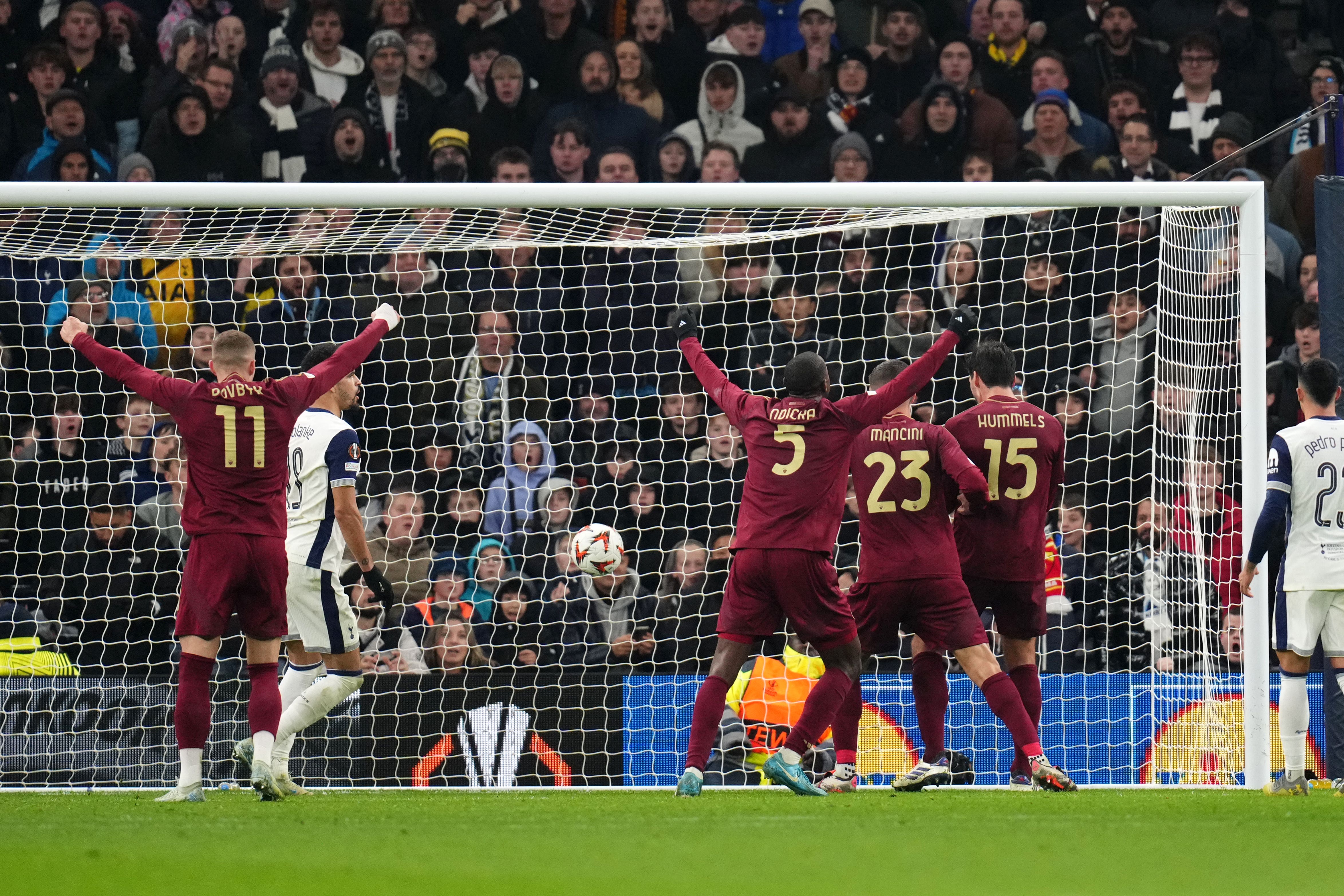 Roma struck late on to snatch a point in London