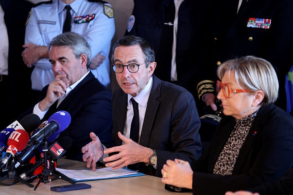 French Minister of the Interior Bruno Retailleau (C) speaks next to Hauts-de-France regional council president Xavier Bertrand (L) and Mayor of Calais Natacha Bouchart, during a press conference after a meeting with local mayors on the migrant crisis in Ambleteuse, northern France, on November 29