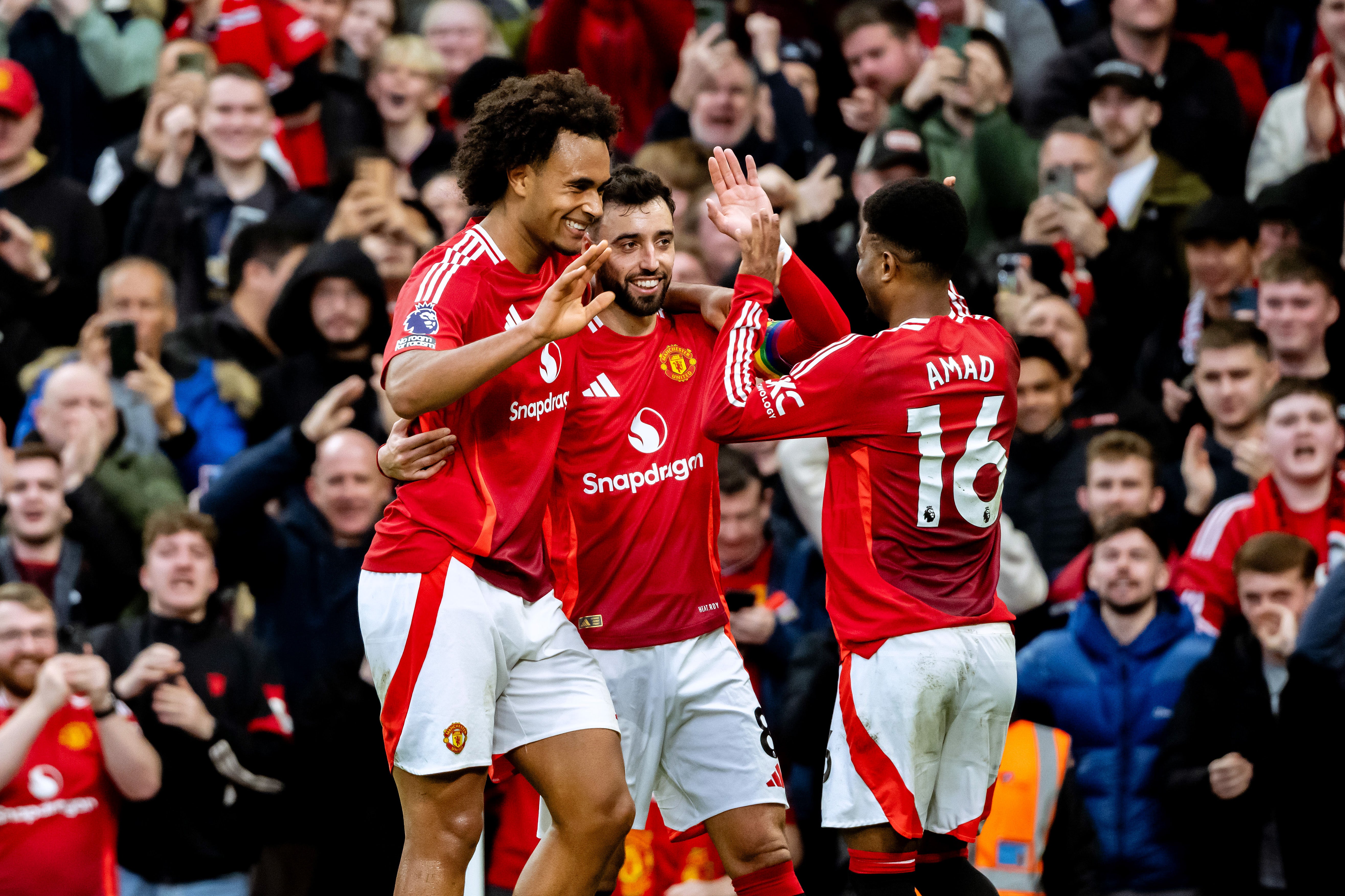 Zirkzee celebrates with Fernandes and Amad after rounding off the scoring