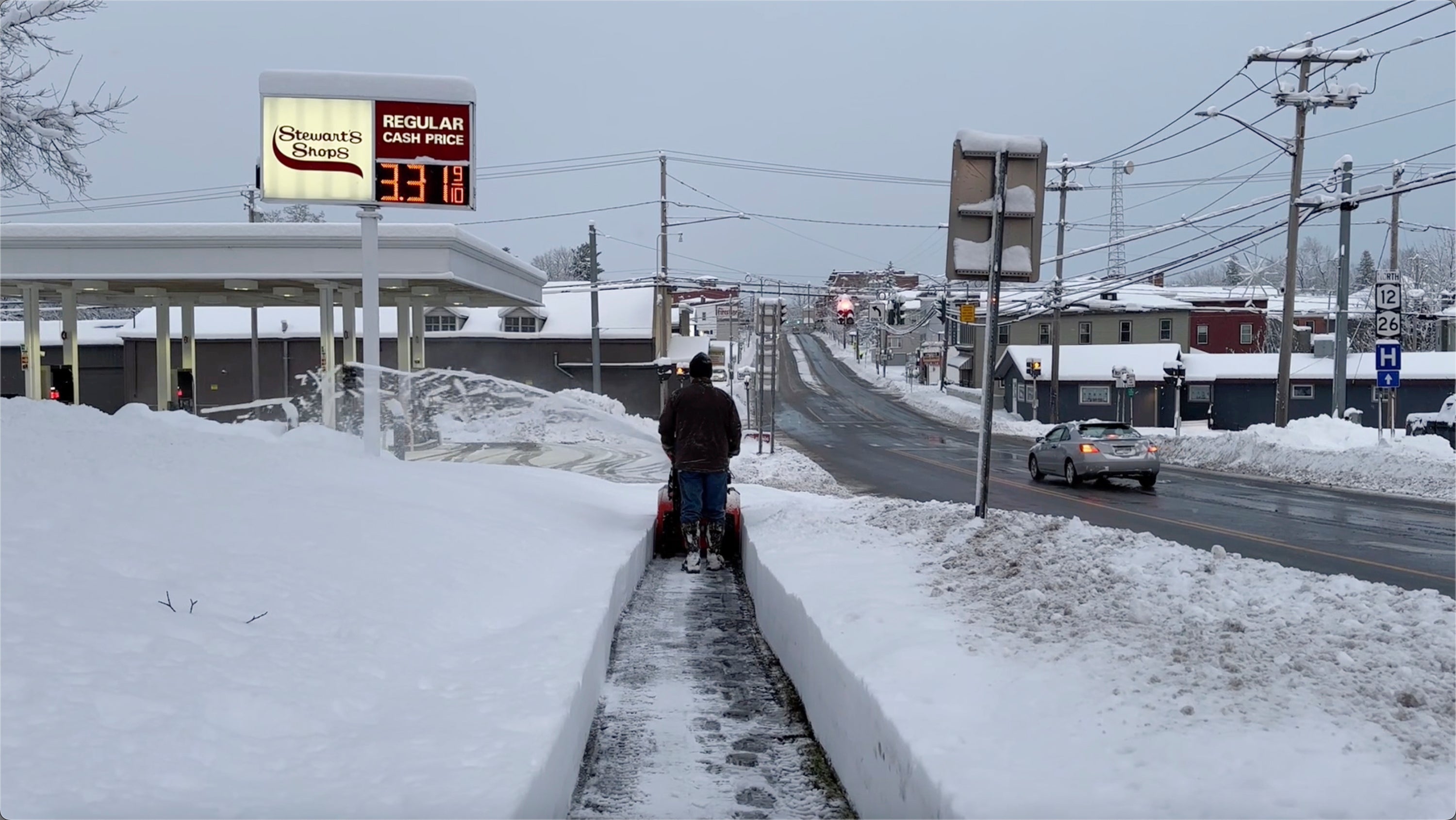 Snow, which has hit parts of the U.S. including New York, will impact the end of holiday travel. Forecasters say winter weather is expected to remain at the start of the work week for some regions