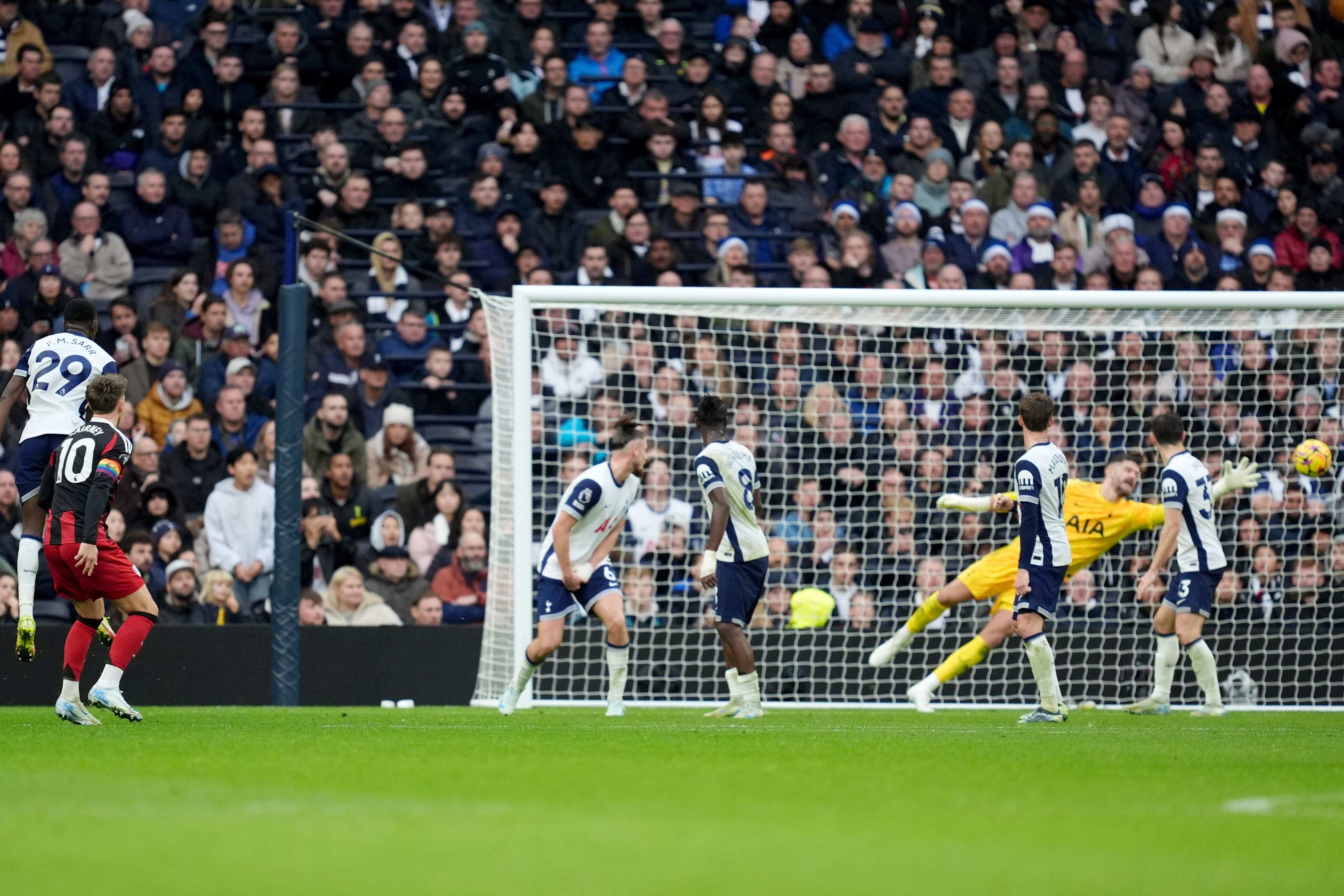 Tom Cairney (10) earned Fulham a point