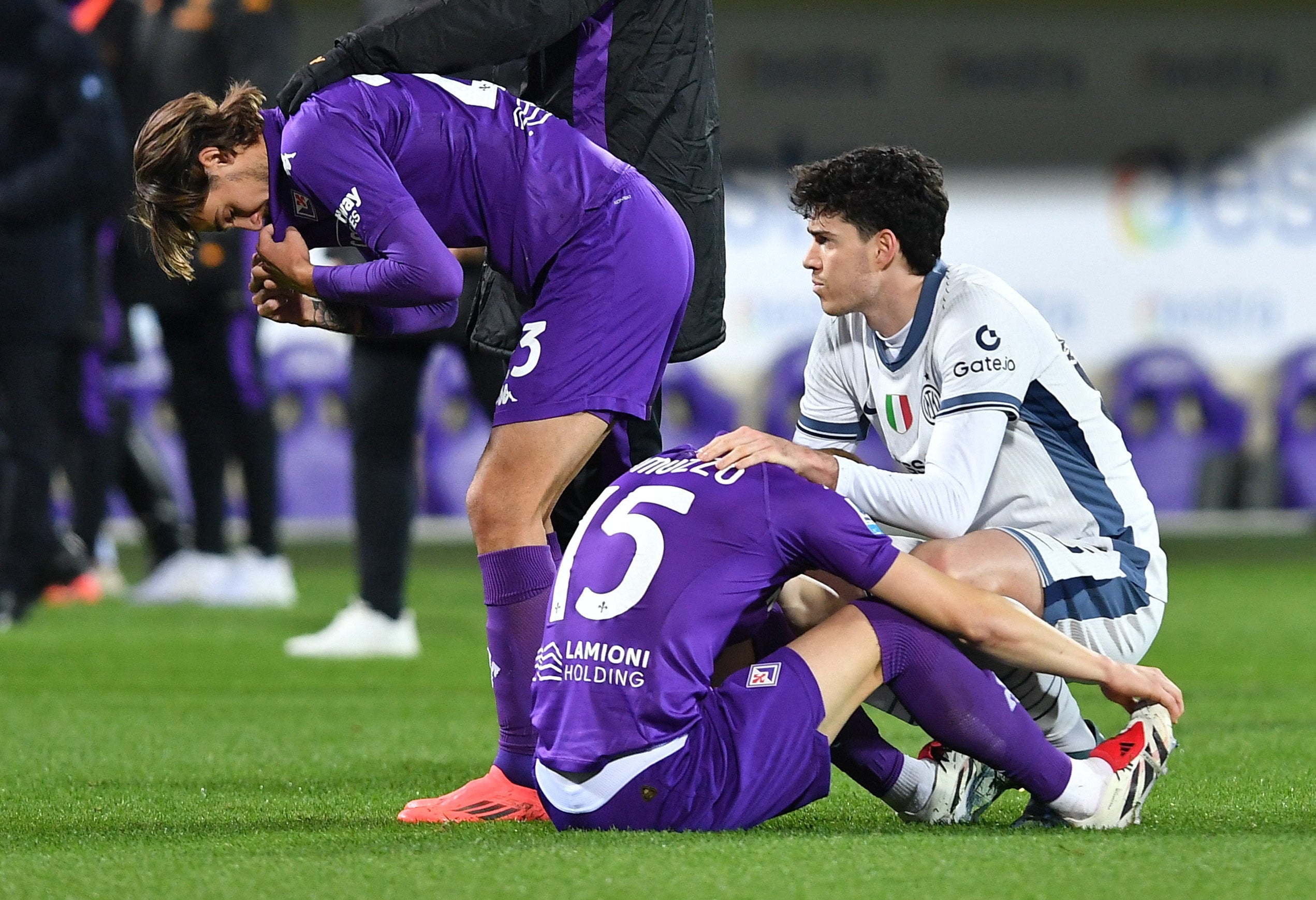 Fiorentina's Andrea Colpani, Pietro Comuzzo and Inter Milan's Alessandro Bastoni react