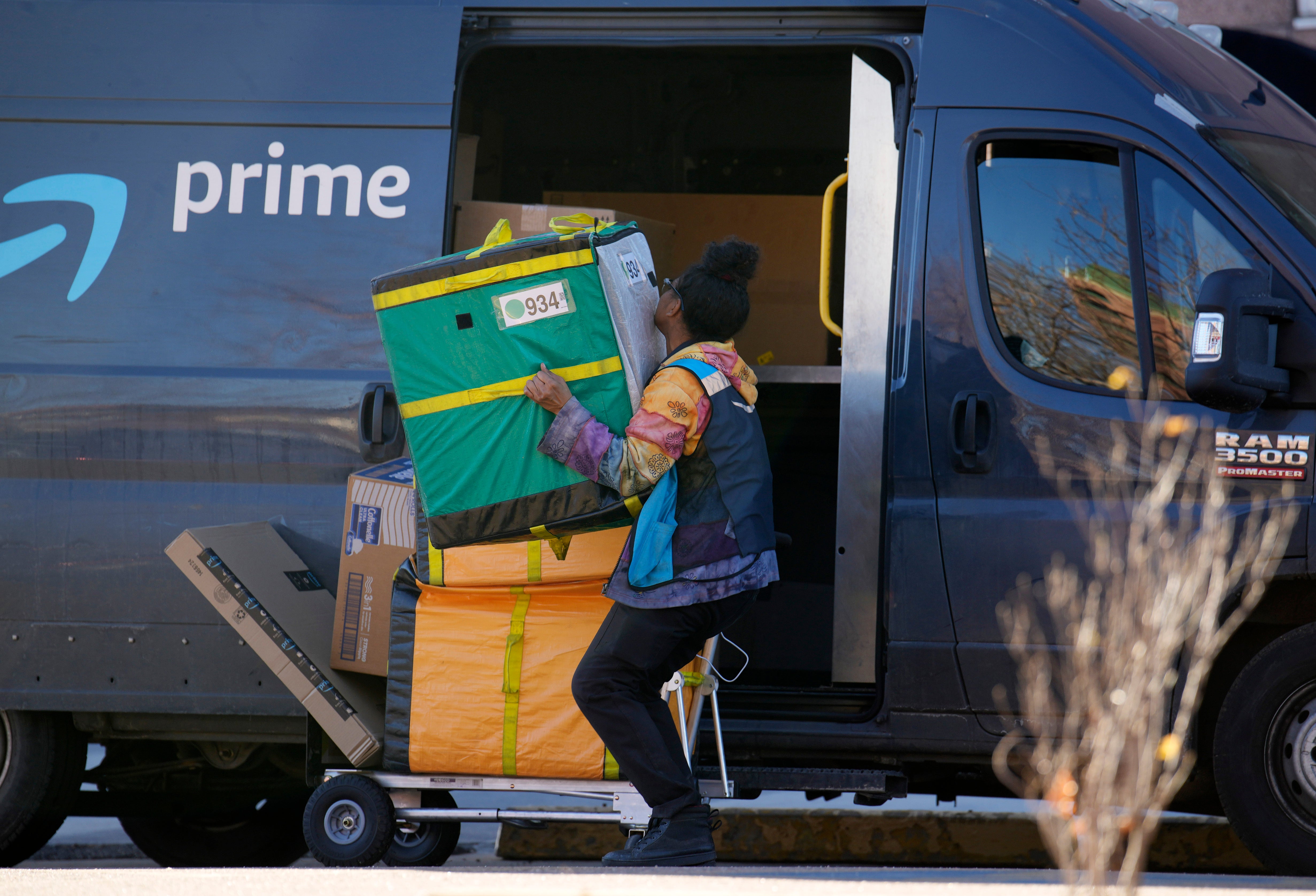 Amazon driver struggles with deliveries.