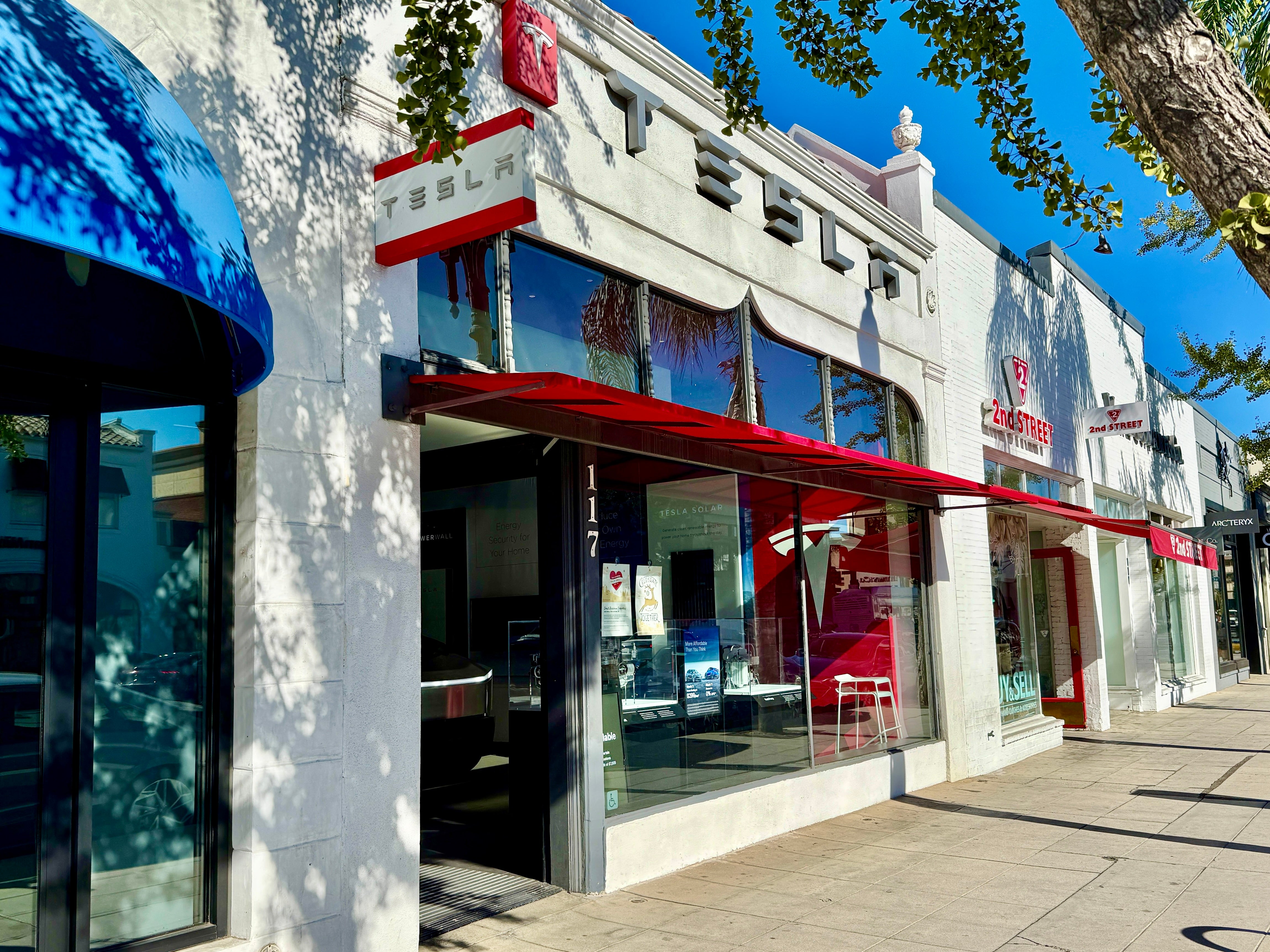 We visited the Tesla store in Pasadena, California for our Cybertruck test drive