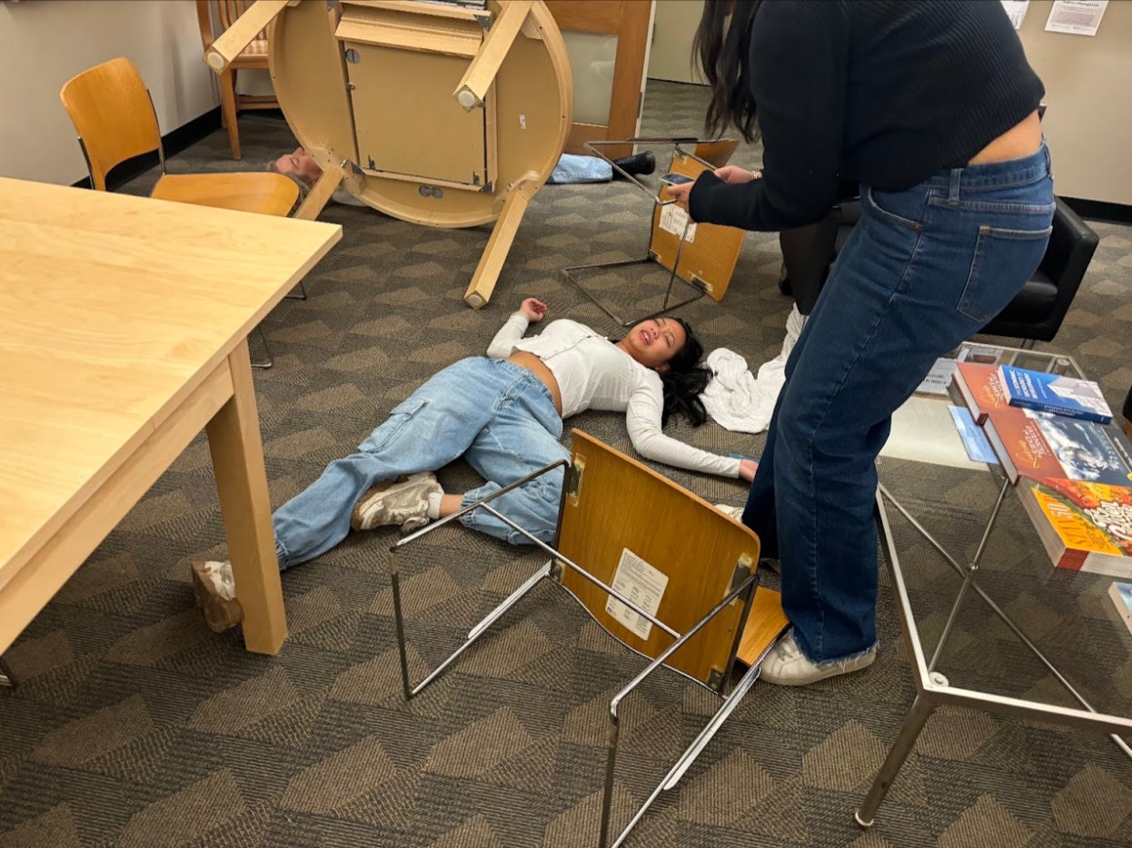 A Stanford Journalism MA student interviews an ‘injured’ student in a ‘triage center’ during one of Zacharia’s breaking news drills