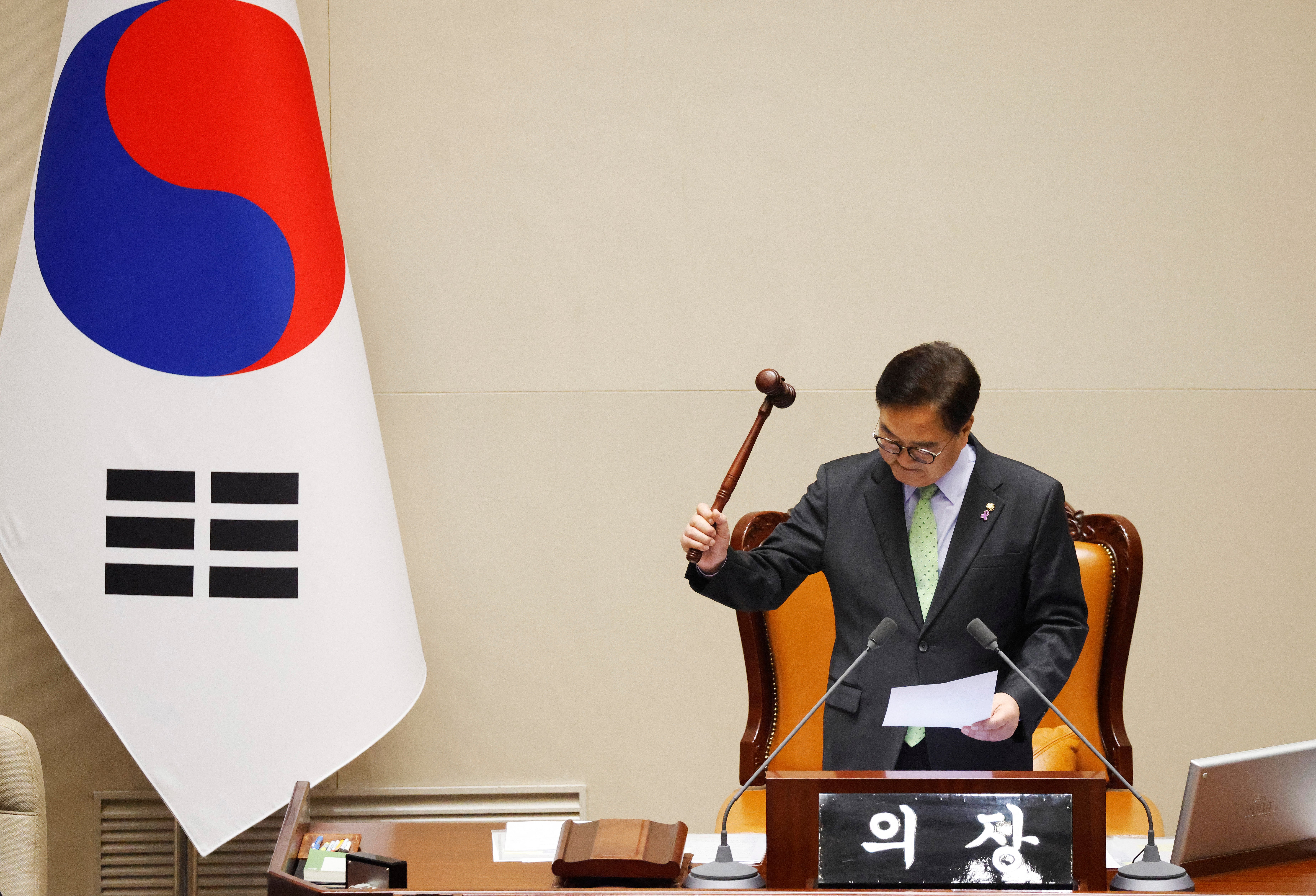 South Korean National Assembly speaker Woo Won Shik announces ‘the voting cannot take place’