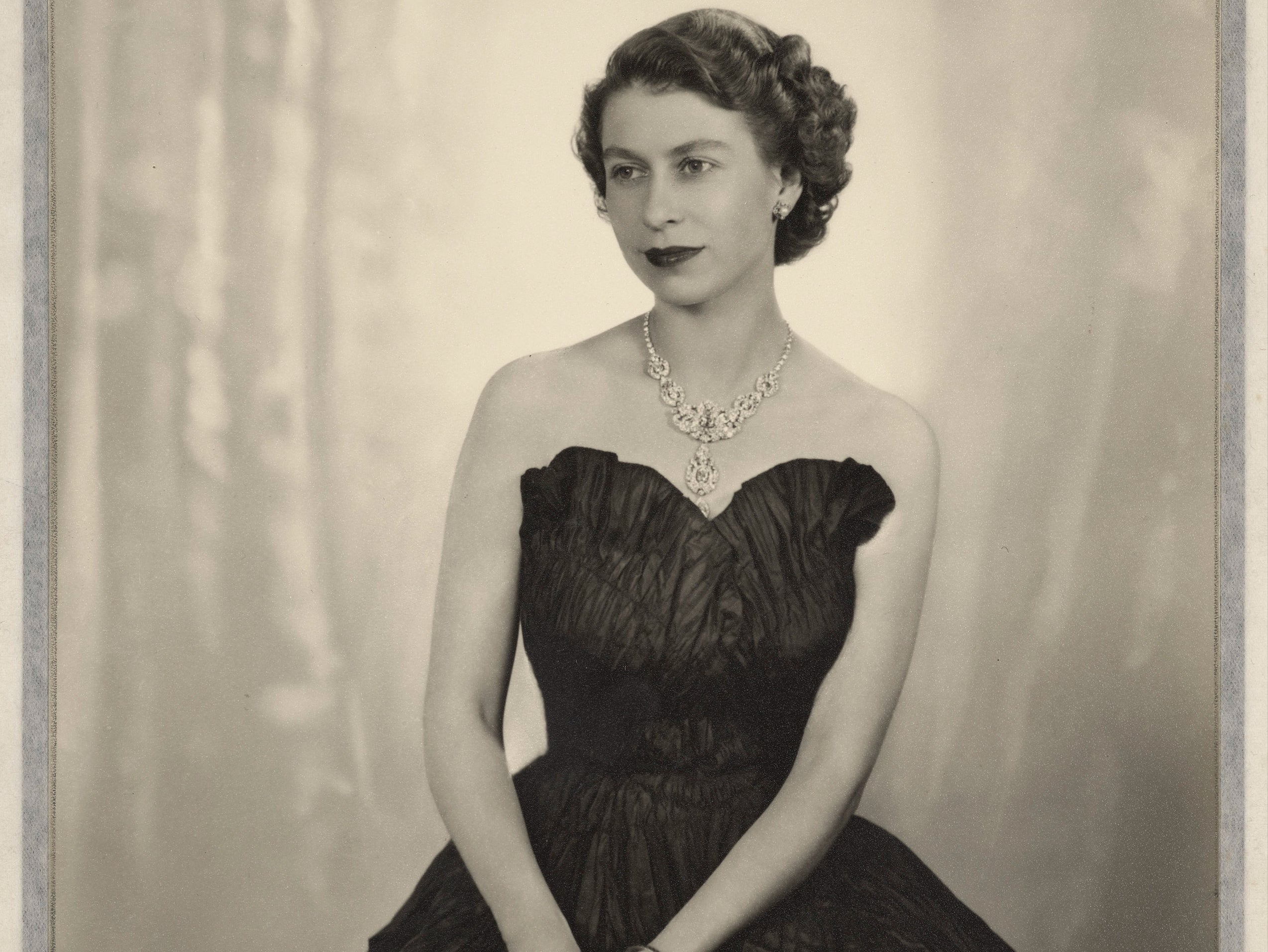 <p>Iconic pictures taken of the royal family over the last 100 years are set to go on display in Edinburgh next year.</p>