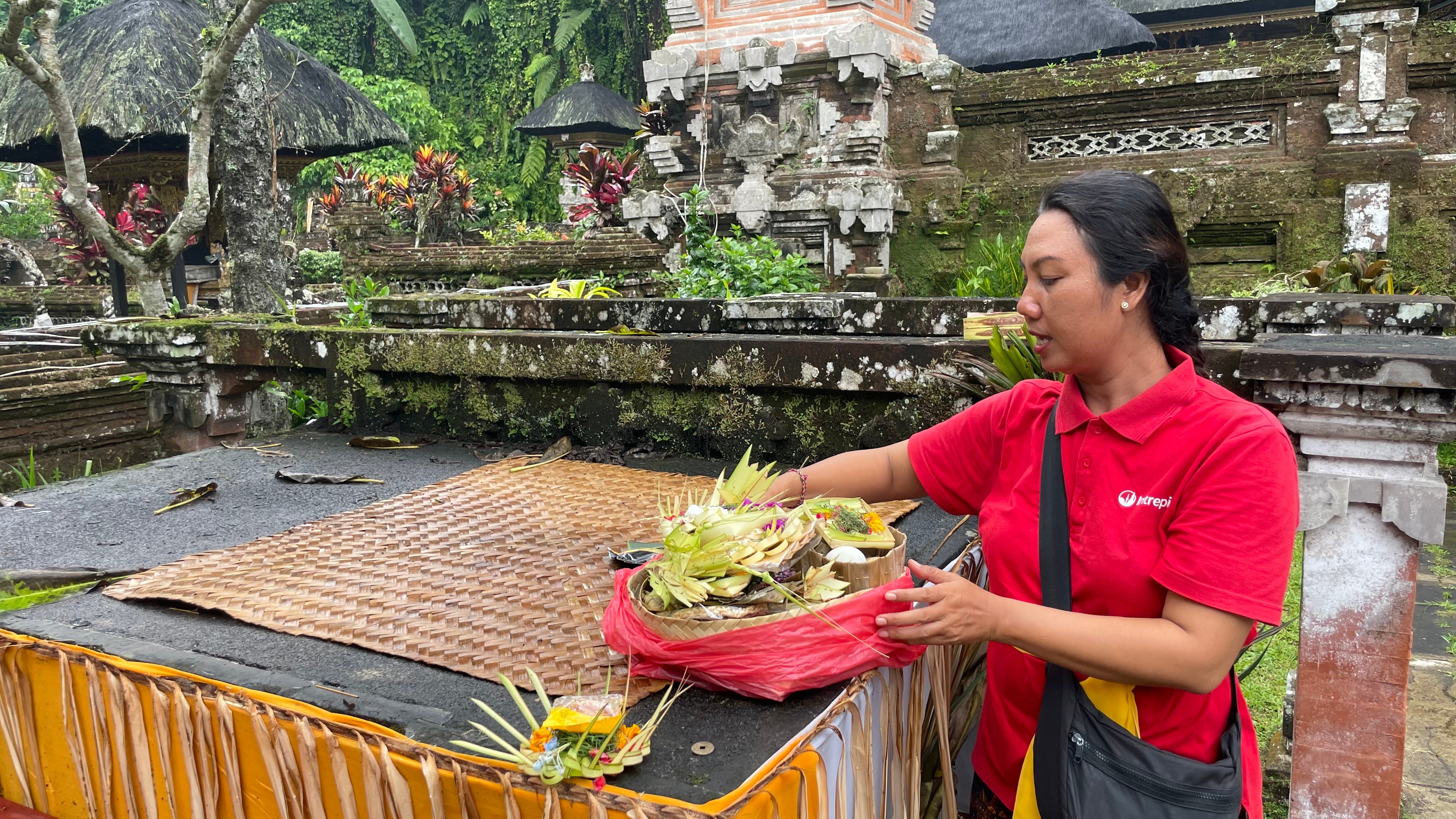 Intrepid guide Srix explains the significance of the offerings at the Gunung Kawi Sebatu Hindu temple