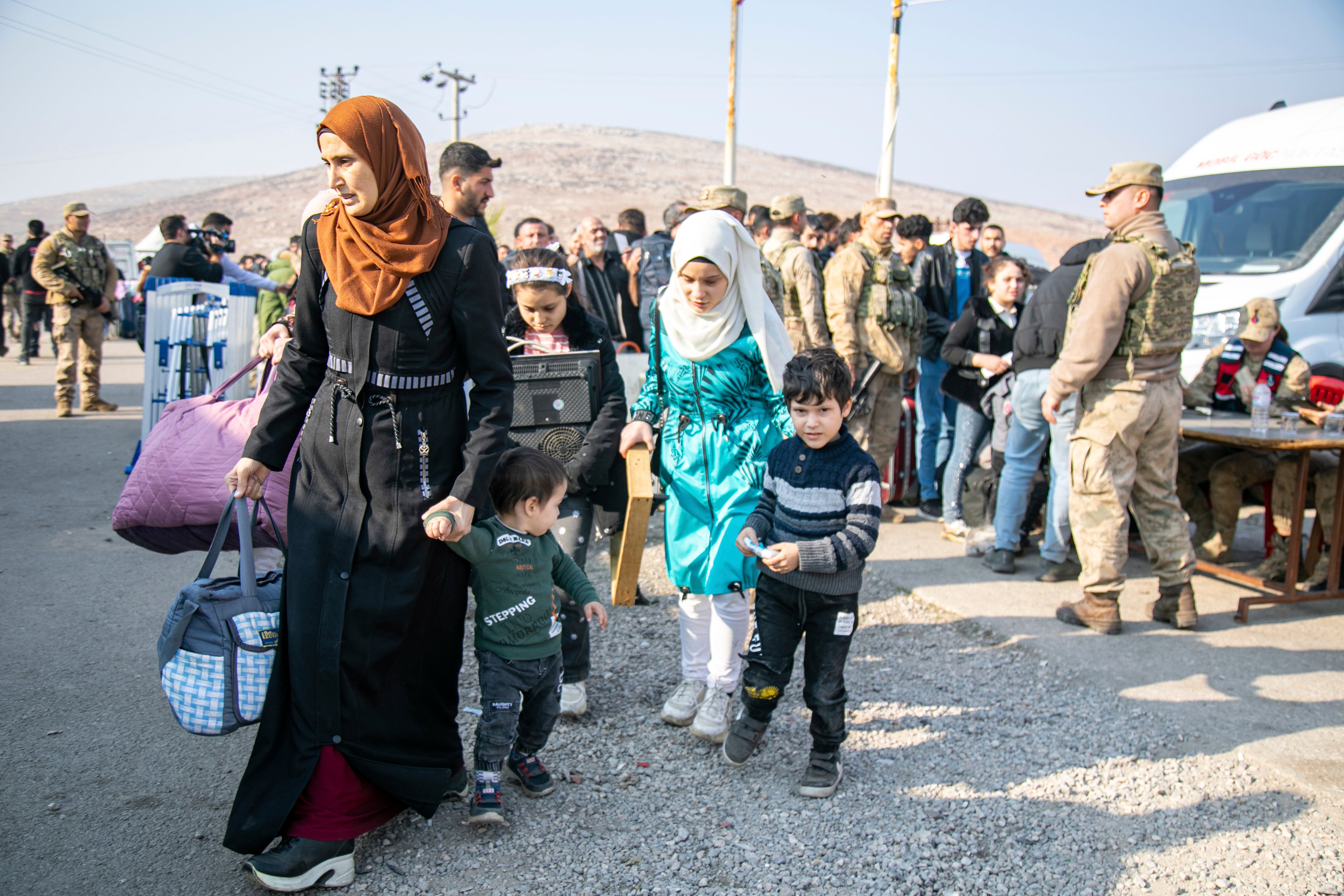 Syrian families arrive to cross into Syria from Turkey at the Cilvegozu border gate