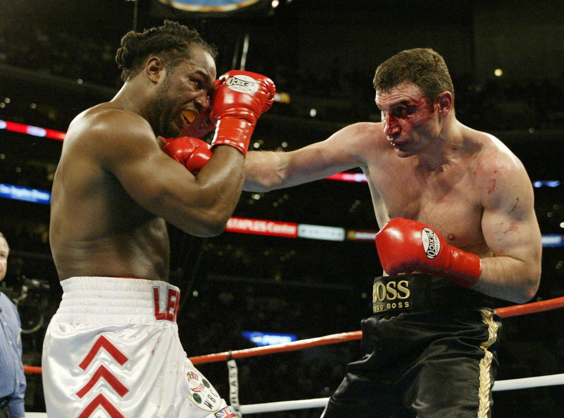 Lennox Lewis (vlevo) odešel do důchodu poté, co v roce 2003 porazil Vitali Klitschko