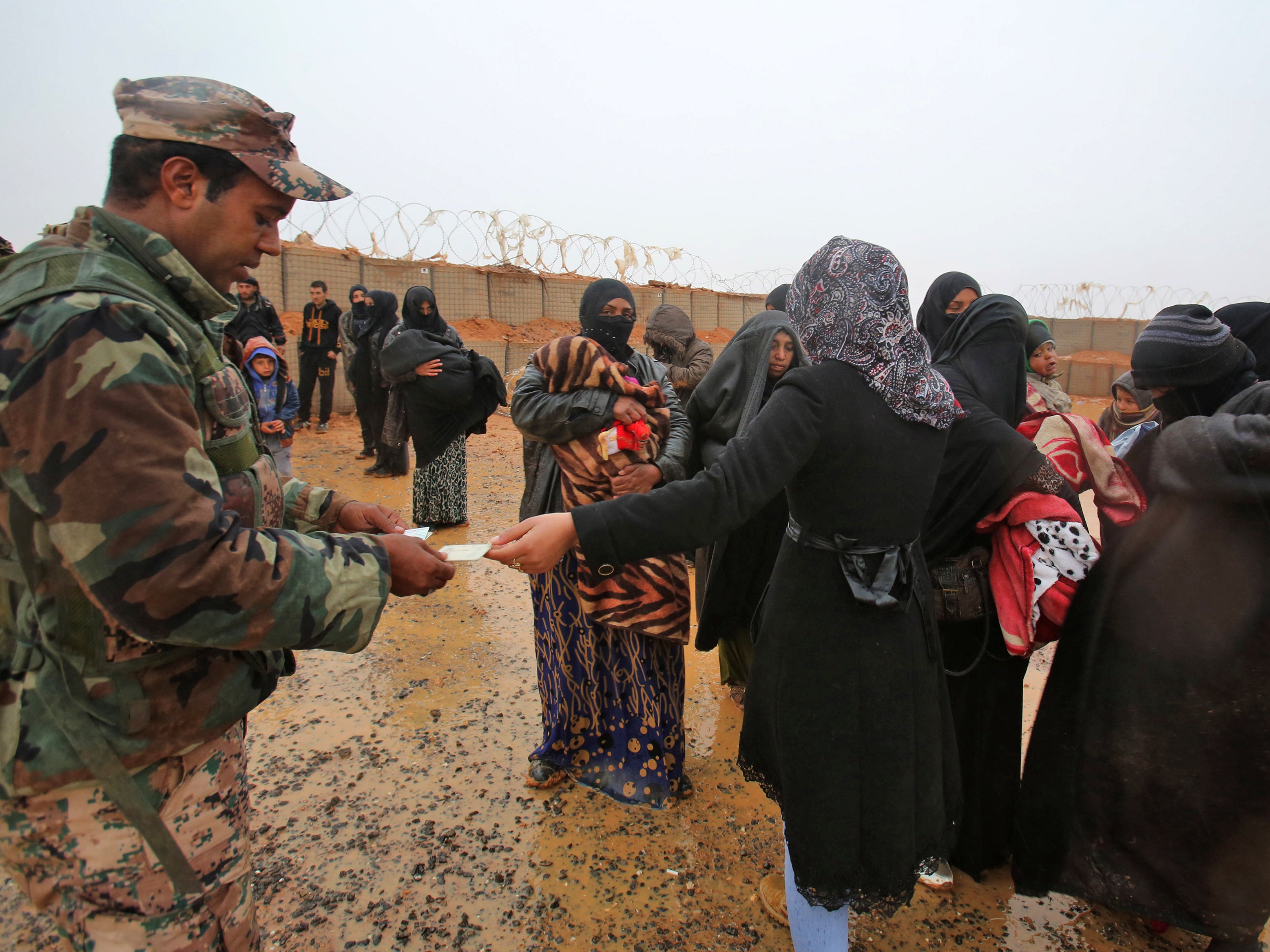 Syrian refugees attempt to enter Jordan from the Rukban camp in 2016