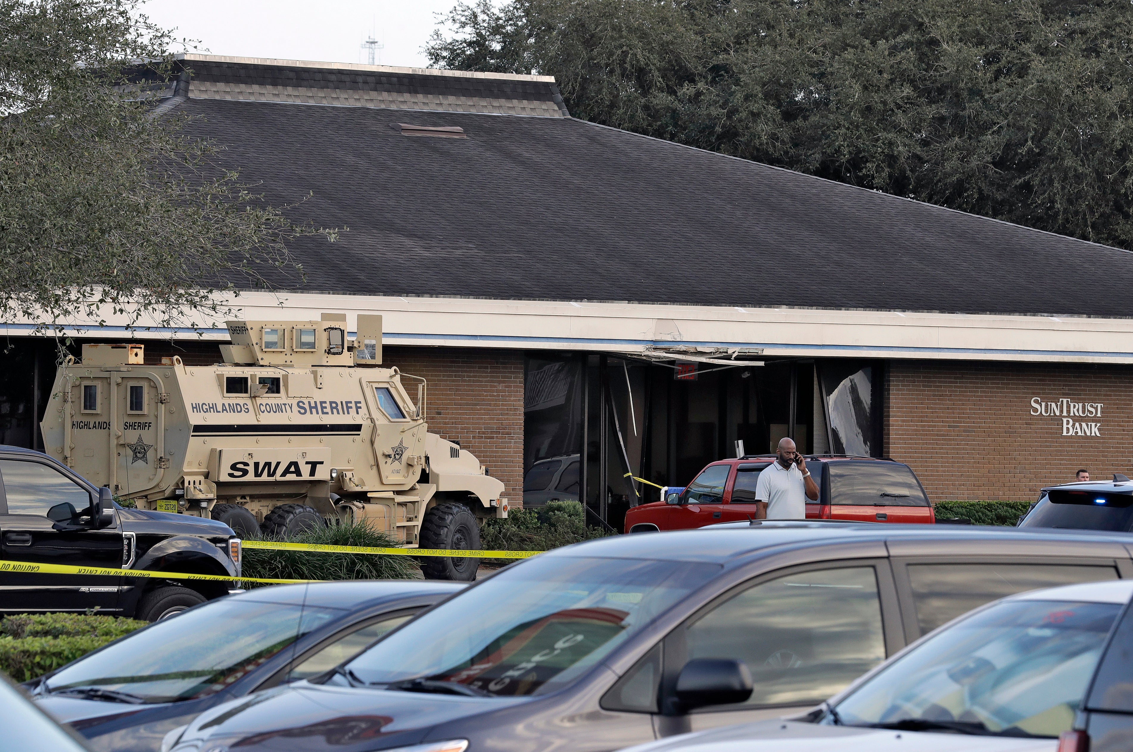 A Highlands County Sheriff’s SWAT vehicle is stationed out in front of a SunTrust Bank branch, Jan. 23, 2019