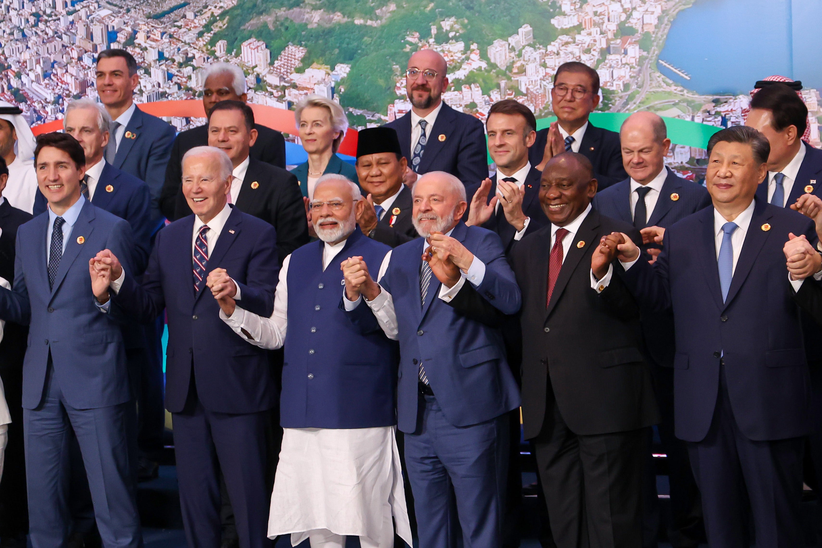 World leaders including Da Silva (front, fourth from left) take part in a group photo at the 2024 G20 summit