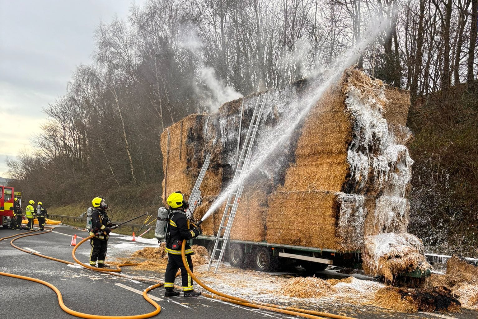 A fire in a manger: Straw catches fire on the side of the M5