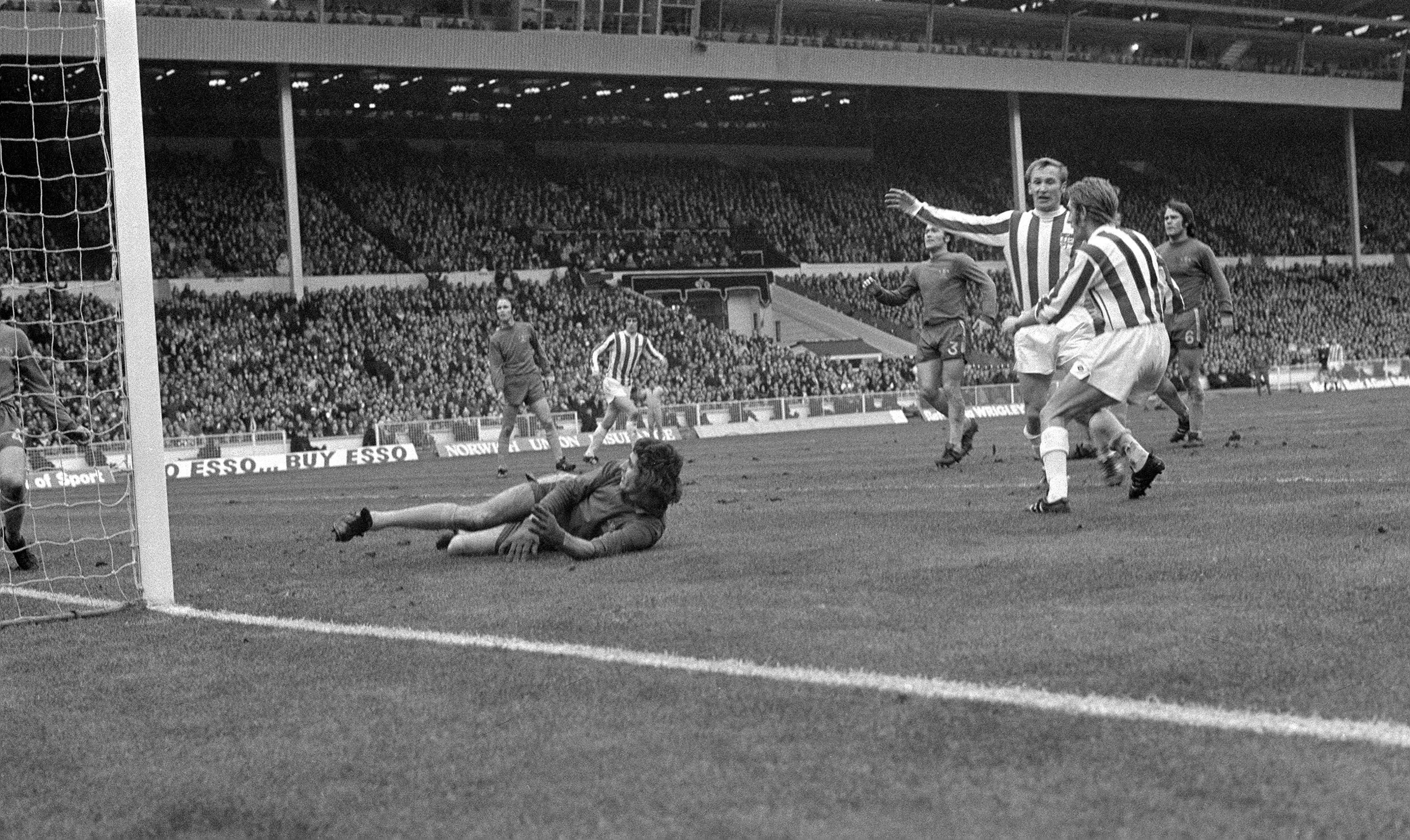 George Eastham (right) scores Stoke’s winner in the 1972 League Cup final against Chelsea (PA)