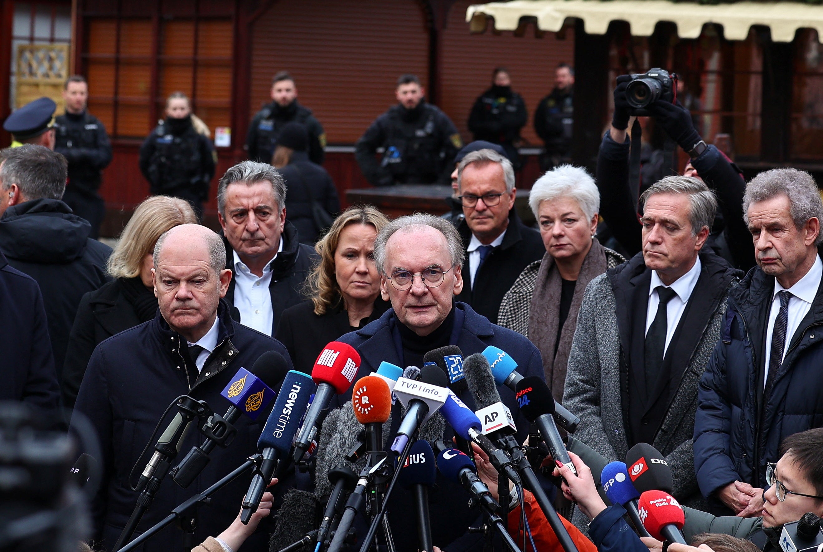 Olaf Scholz (left) alongside state governer Reiner Haseloff (right)