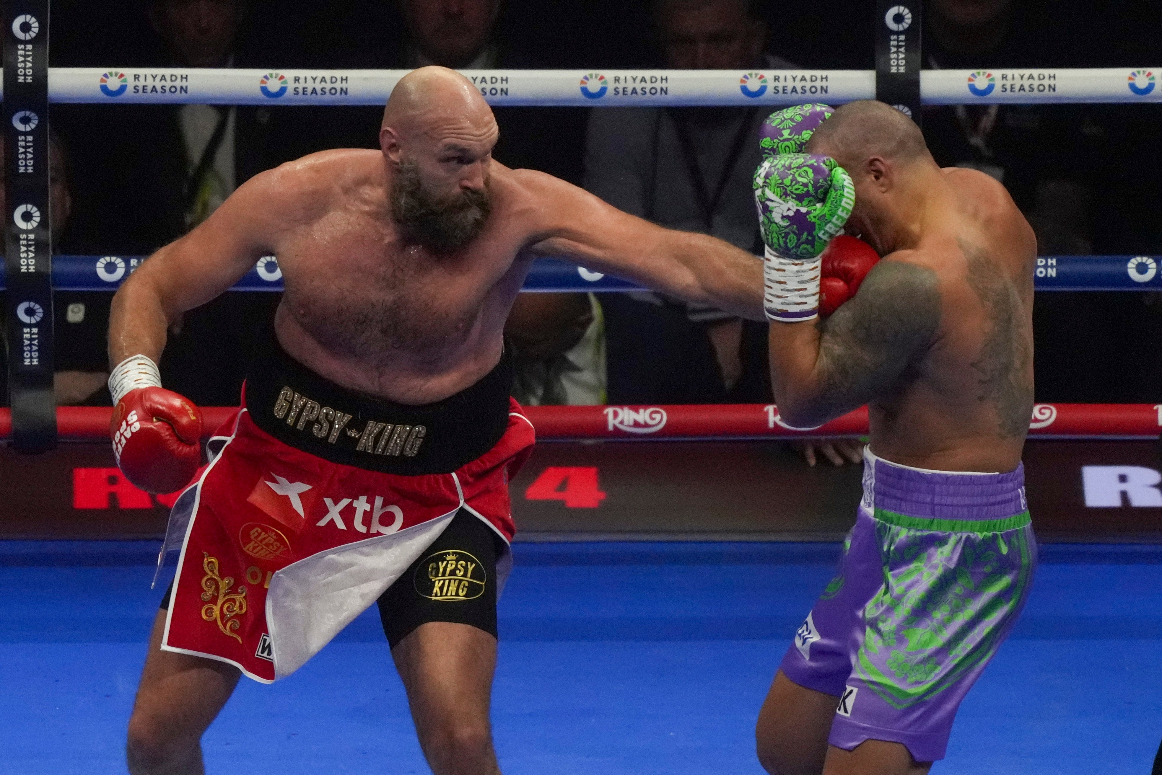 Tyson Fury and Oleksandr Usyk compete