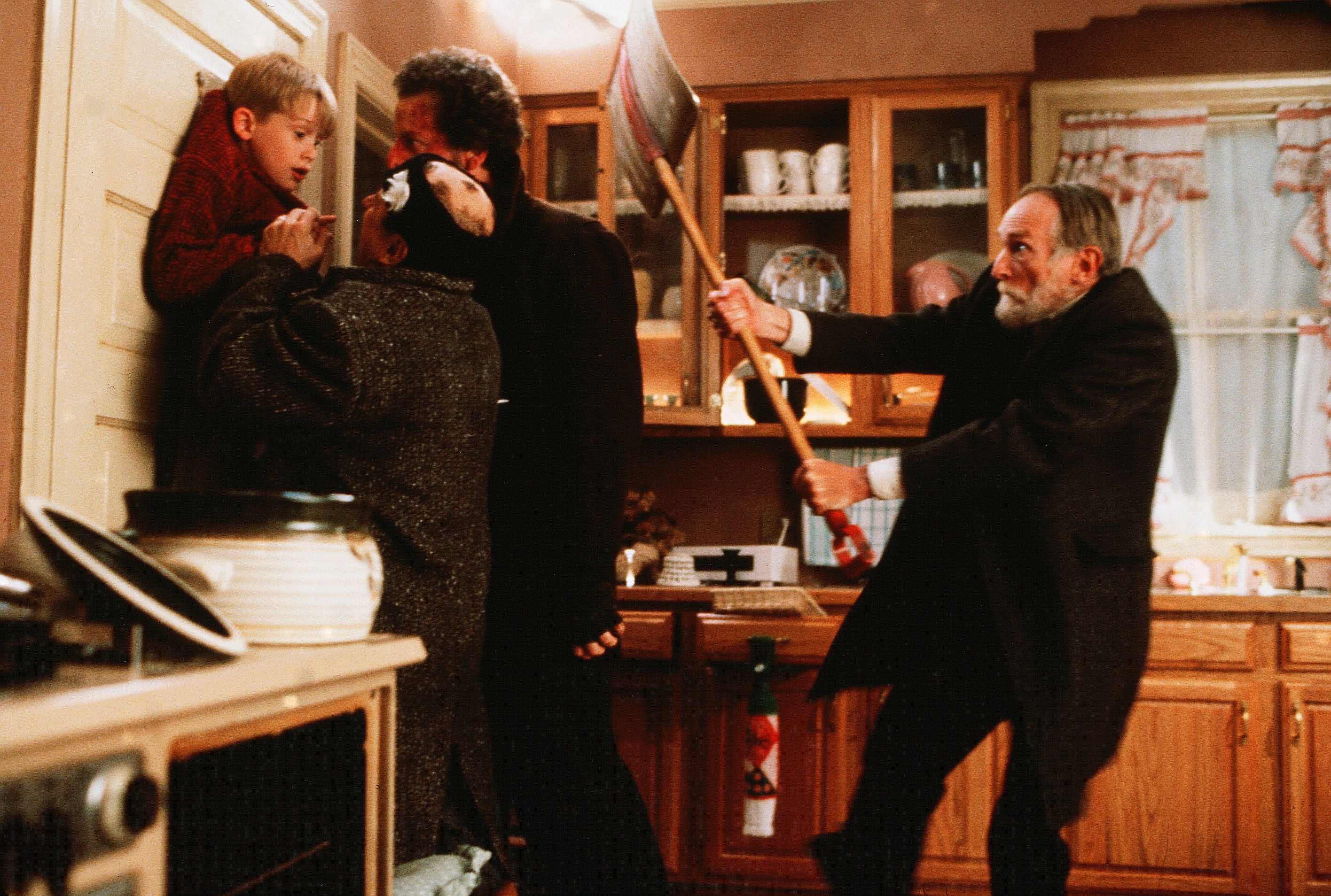 Macaulay Culkin, Joe Pesci, Daniel Stern and Roberts Blossom in ‘Home Alone'