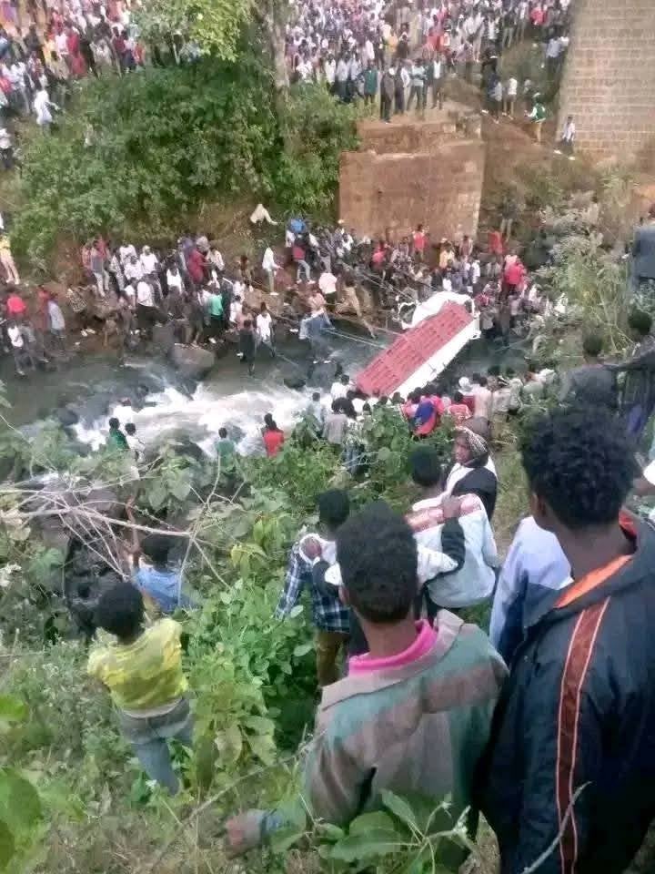 People try to pull the submerged vehicle out of water