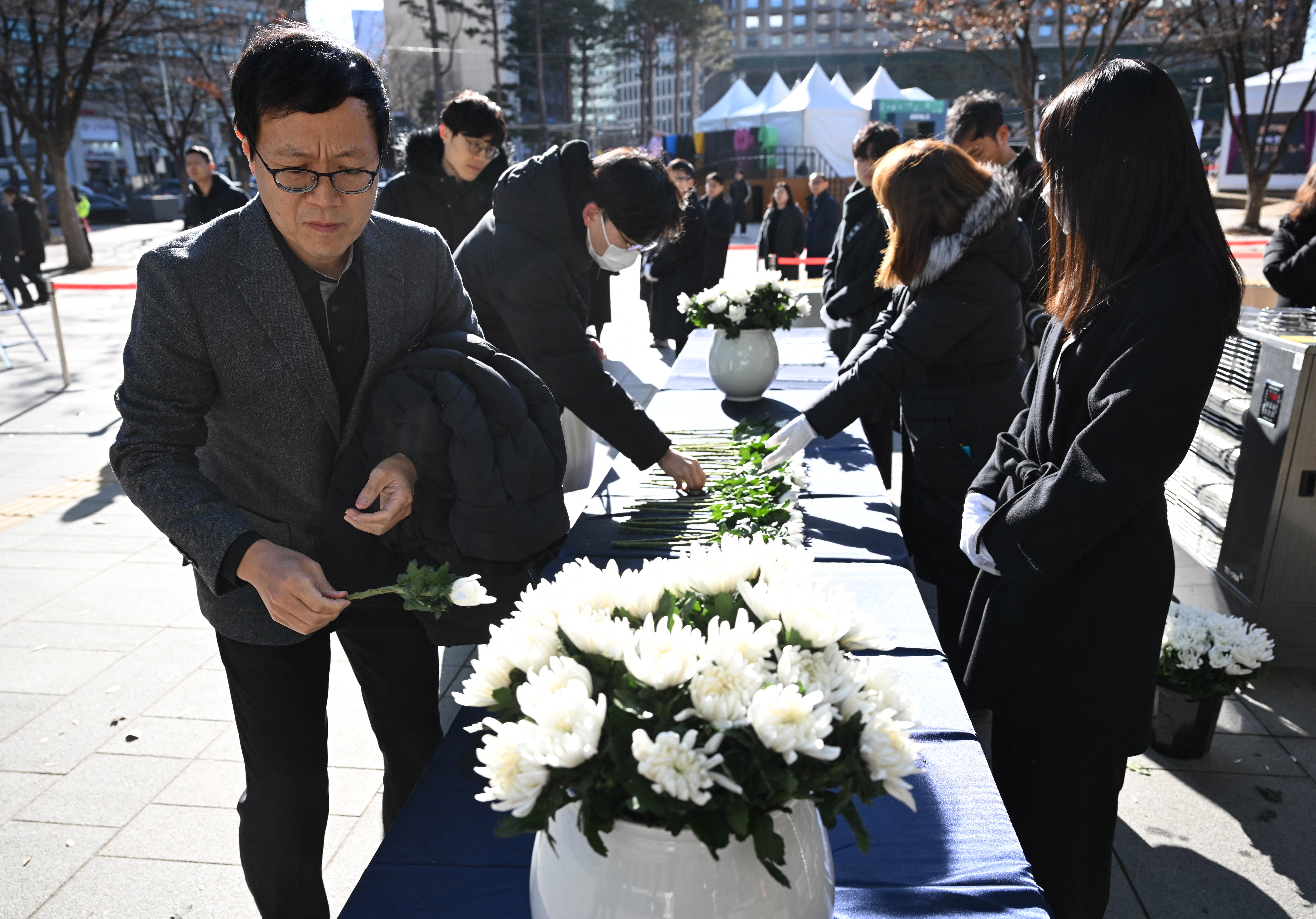 Mourners pay their respects at a memorial altar for the victims of the Jeju Air plane crash