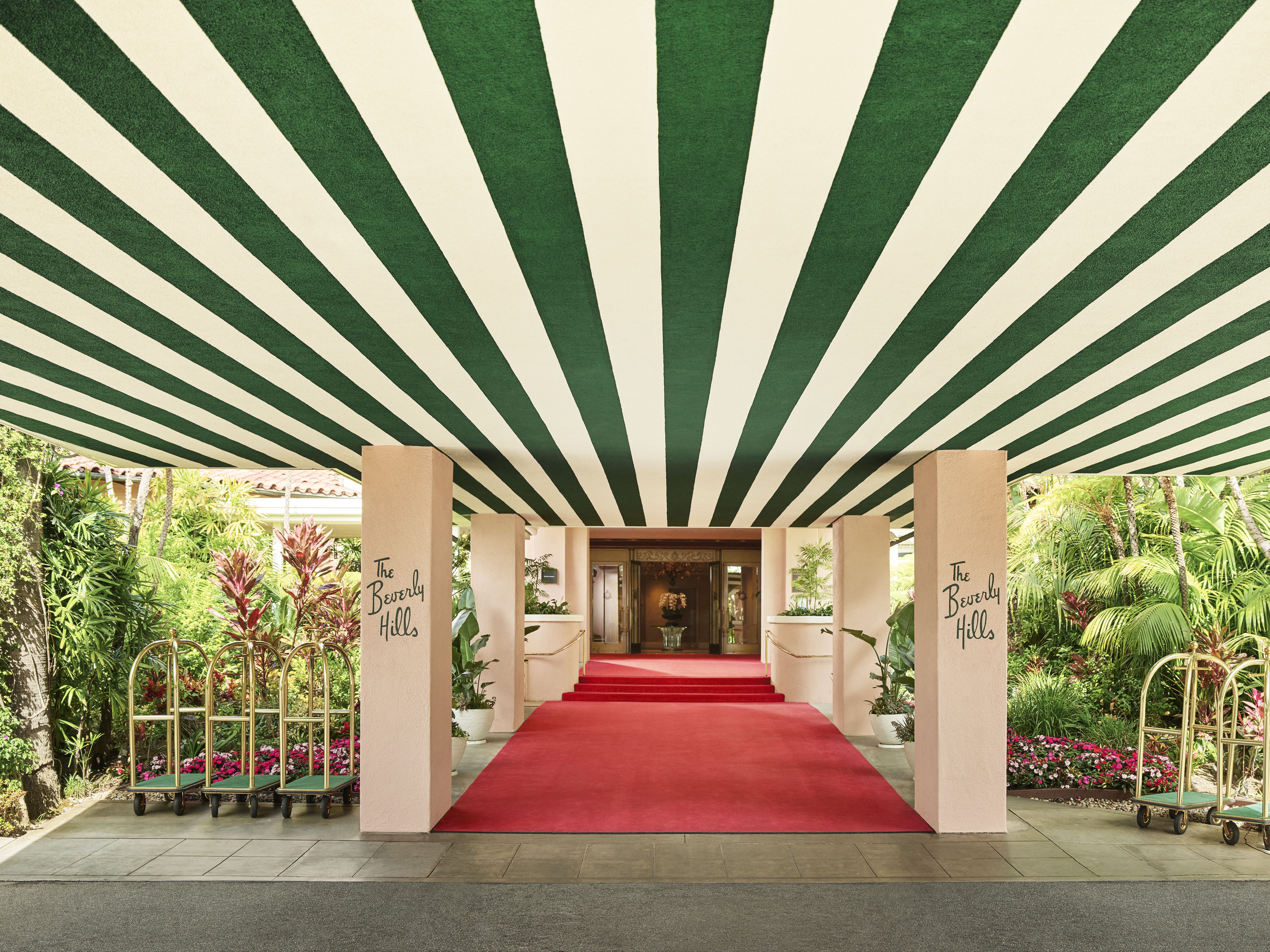 Of course, the hotel entrance is a red carpet