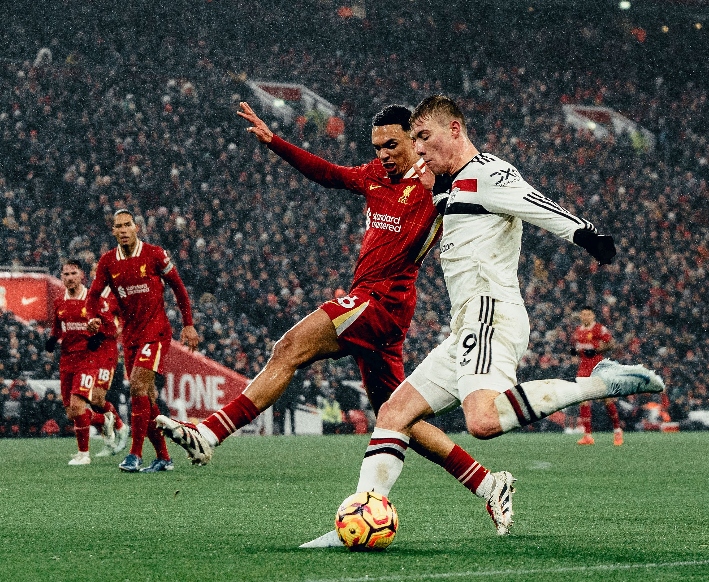 Trent Alexander Arnold challenges United striker Rasmus Hojlund