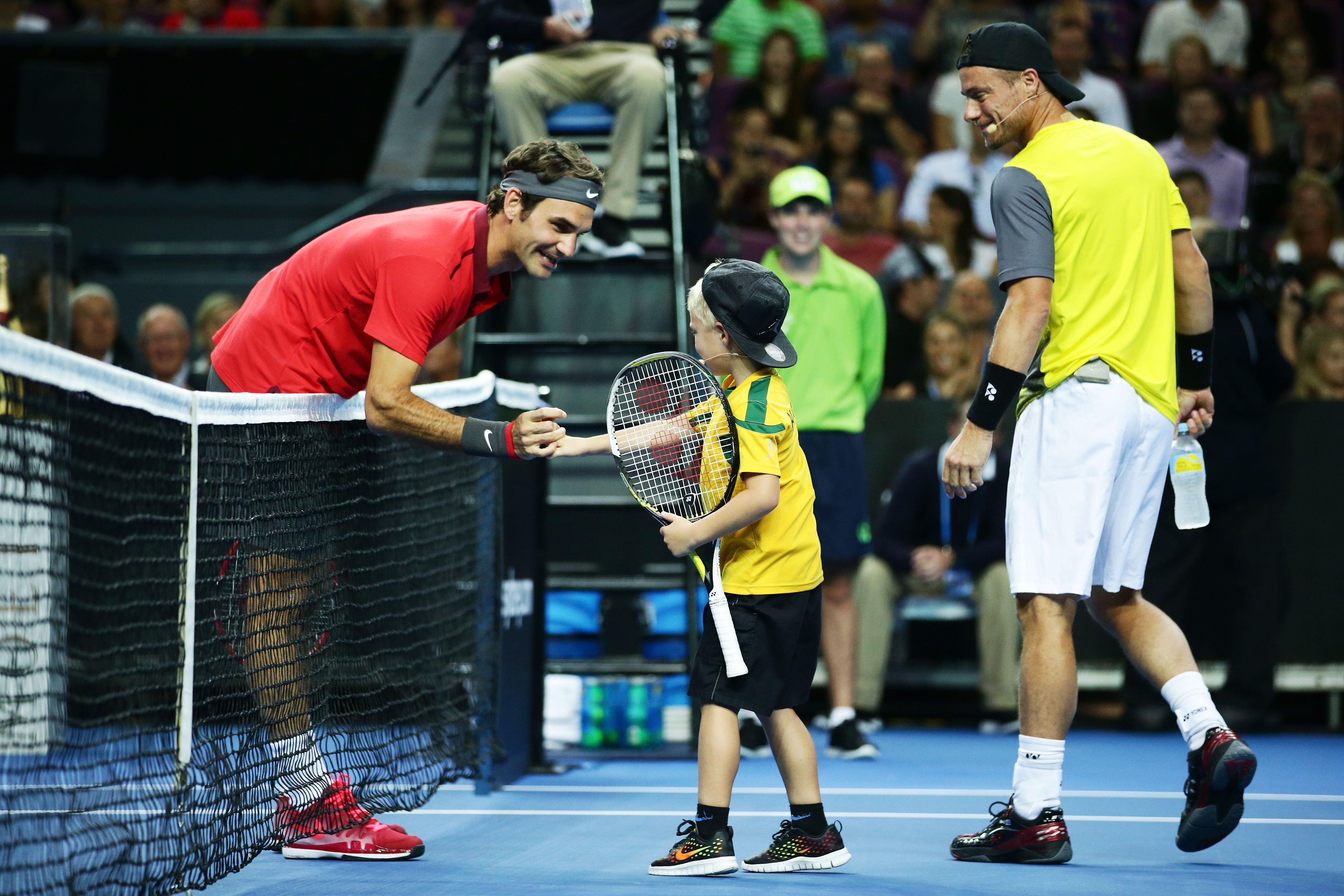 A young Cruz Hewitt meets Roger Federer during a match with Lleyton Hewitt in 2015