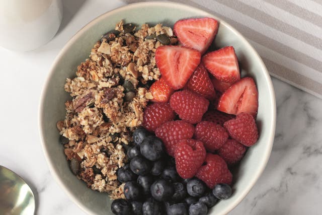 <p>Cut sugary breakfast cereals out in favour of this granola</p>