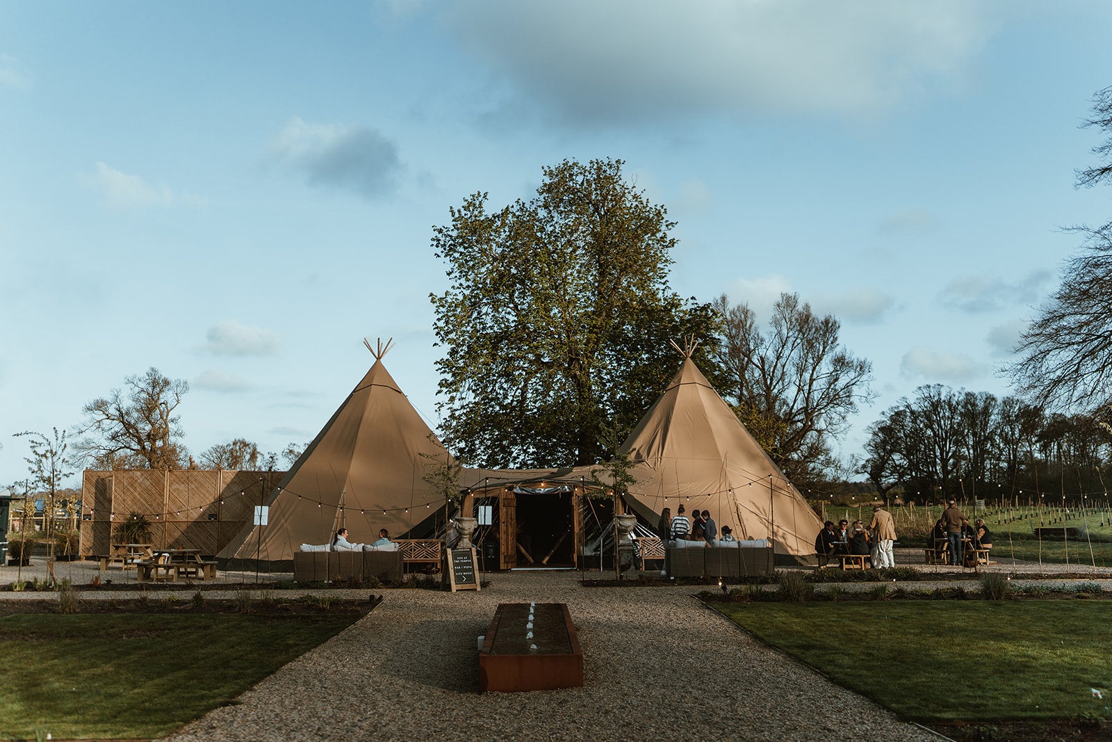 The Tempus Tipi hosts evenings with live music, pizzas from wood-fired ovens and cocktails