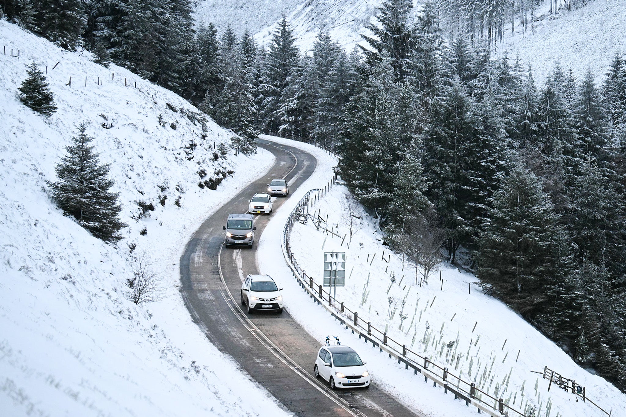 Drivers brave the snow in the Peak District