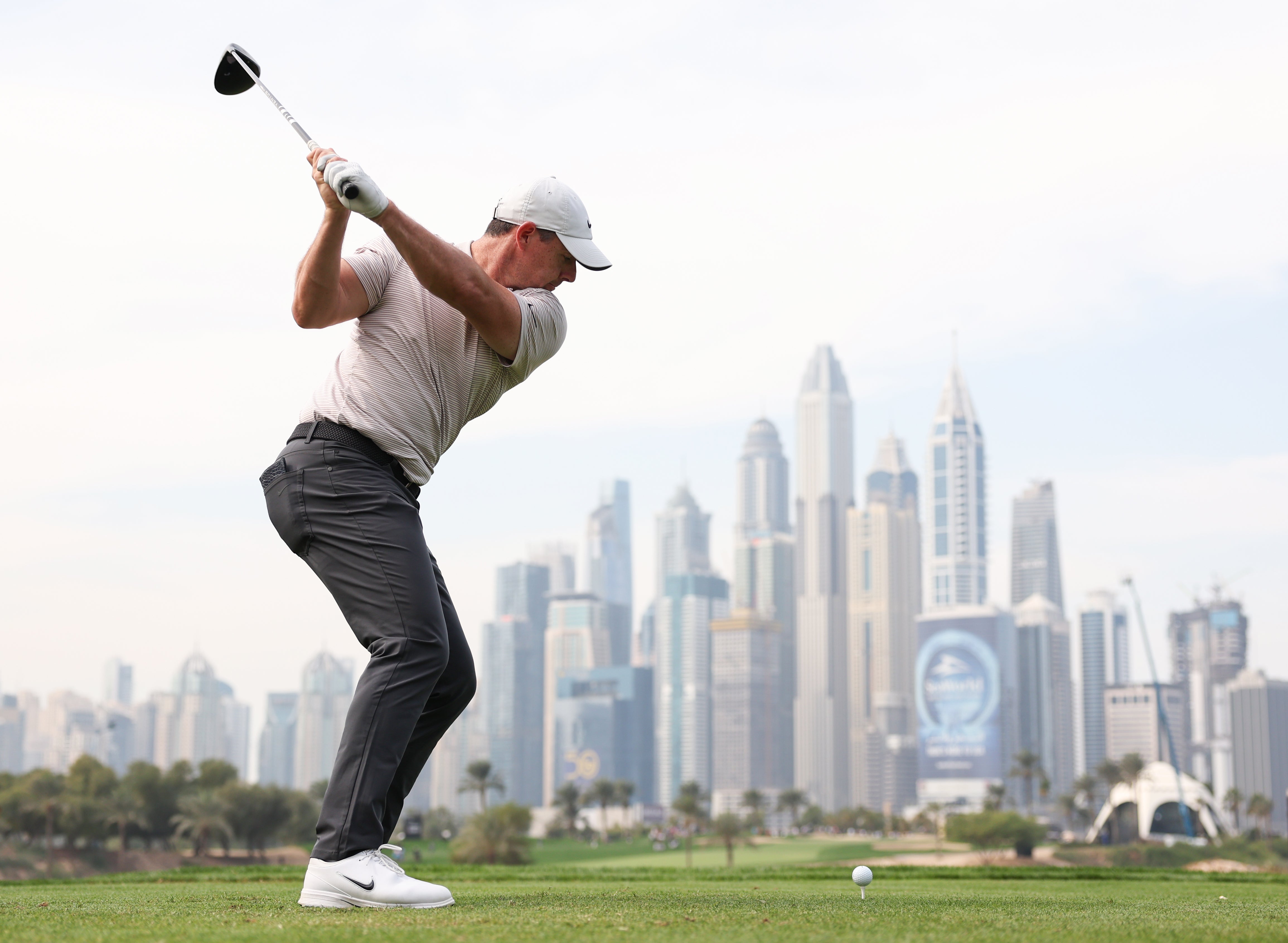Rory McIlroy admitted that he was below his best on the opening day in Dubai