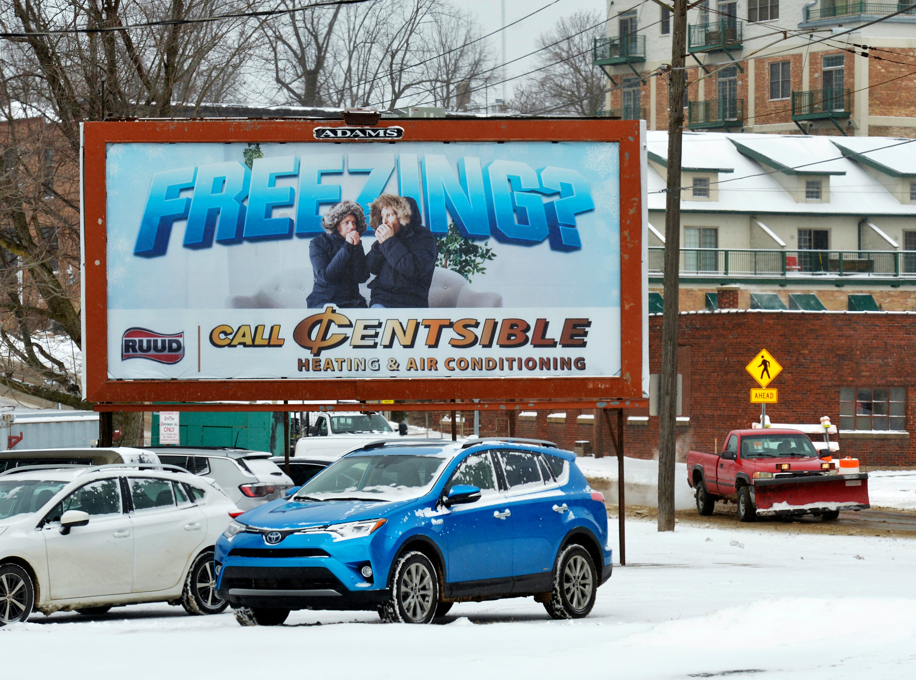 Un cartel que anuncia una empresa de calefacción y aire acondicionado el lunes en St. Joseph, Michigan. El Medio Oeste experimentará nieve y temperaturas frías durante los próximos días