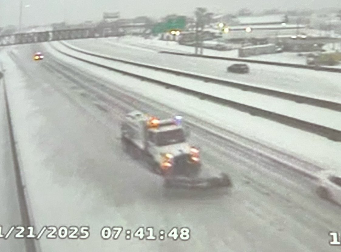 El martes, los quitanieves despejaron los carriles de la autopista para el paso de socorristas y suministros críticos. Houston está lidiando con los efectos de una rara tormenta invernal y un frío intenso que afectará a gran parte de Estados Unidos.