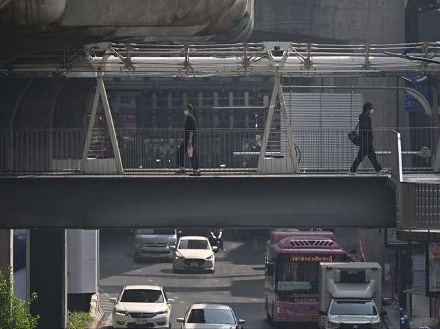 <p>People in face masks in Bangkok </p>