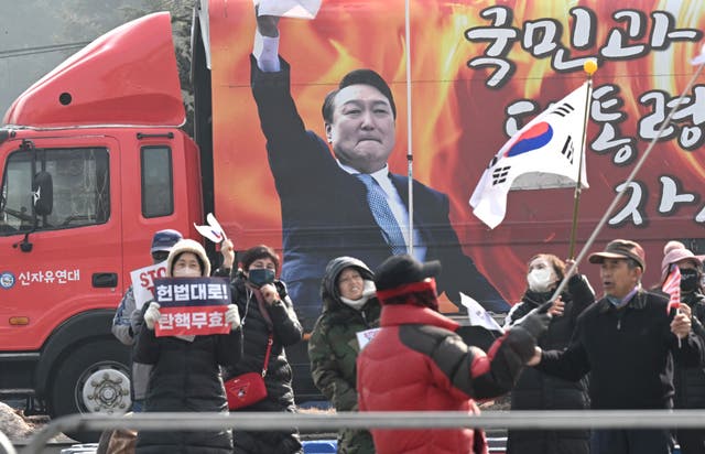 <p>Supporters of Yoon Suk Yeol at the prison in Uiwang</p>