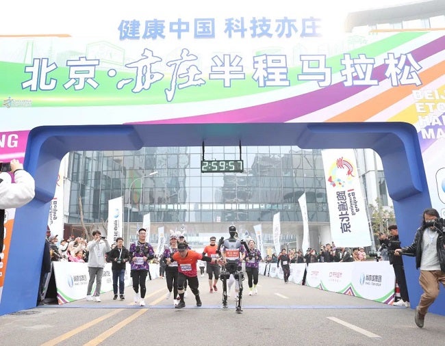 Robot sprints to decorativeness  enactment     astatine  2024 Beijing E-Town Half Marathon