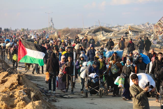 <p>Civilians were seen heading for their homes in northern Gaza on Monday morning </p>