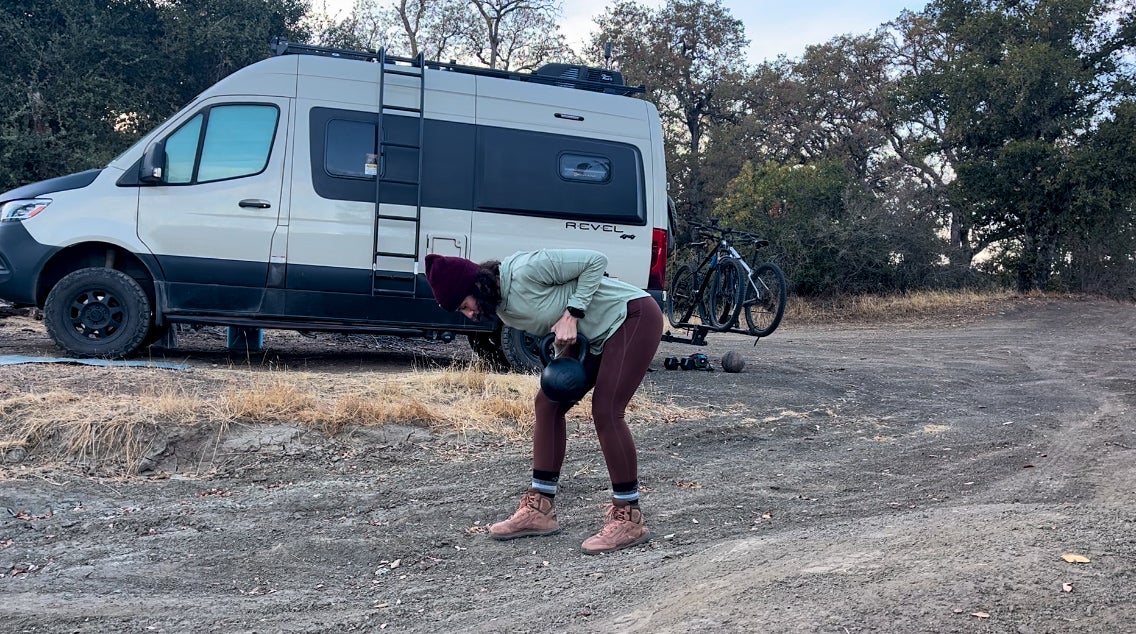 Smarter Sweat founder and certified personal trainer Amanda Capritto showing how to perform a single-arm bent-over row