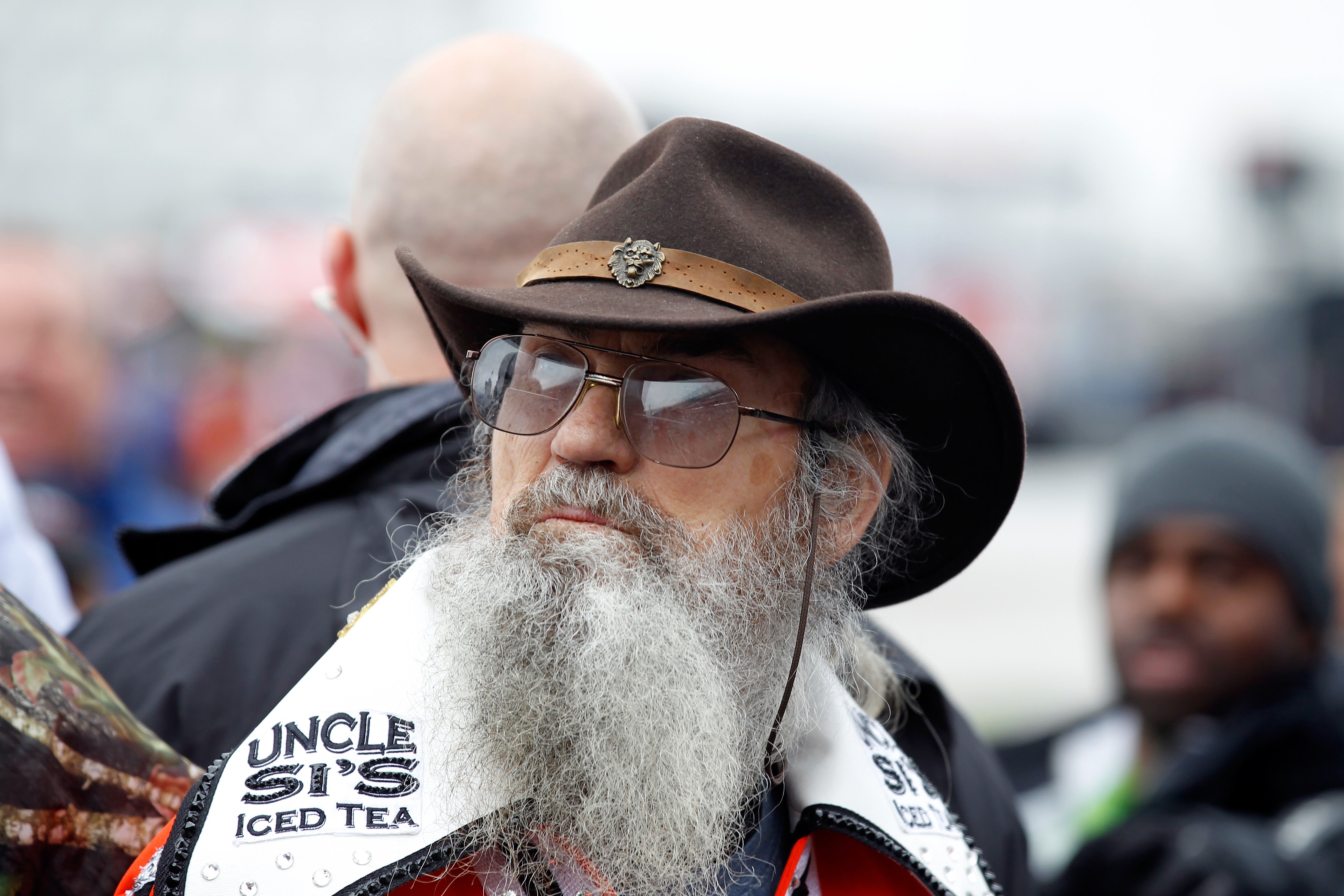 Uncle Si Robertson was taken to the hospital after he fell down a hill on a recent hunting trip