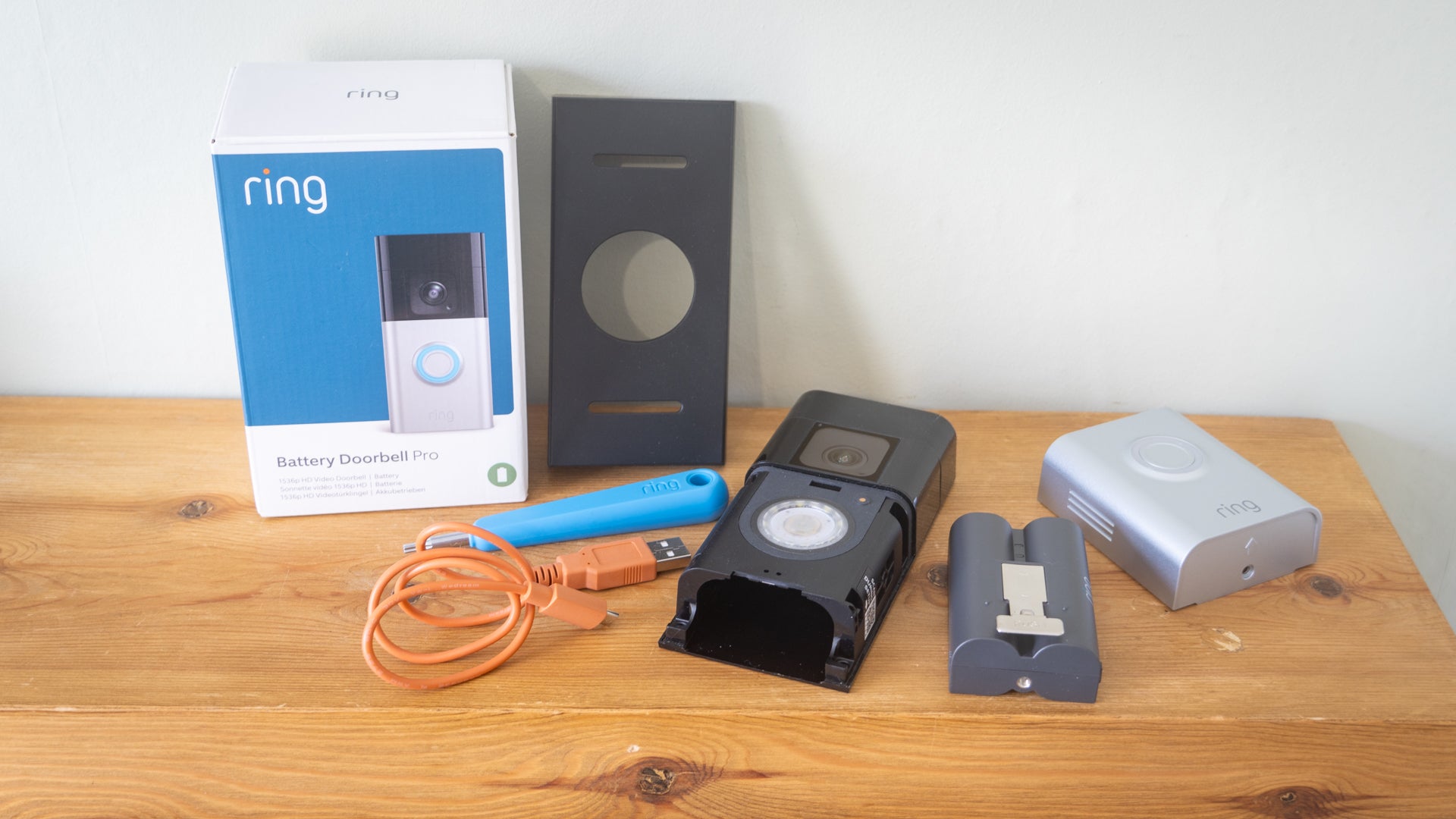 The doorbell comes with a removable battery, charge cable, screwdriver, screws, optional mounting plate and everything you need for installation.