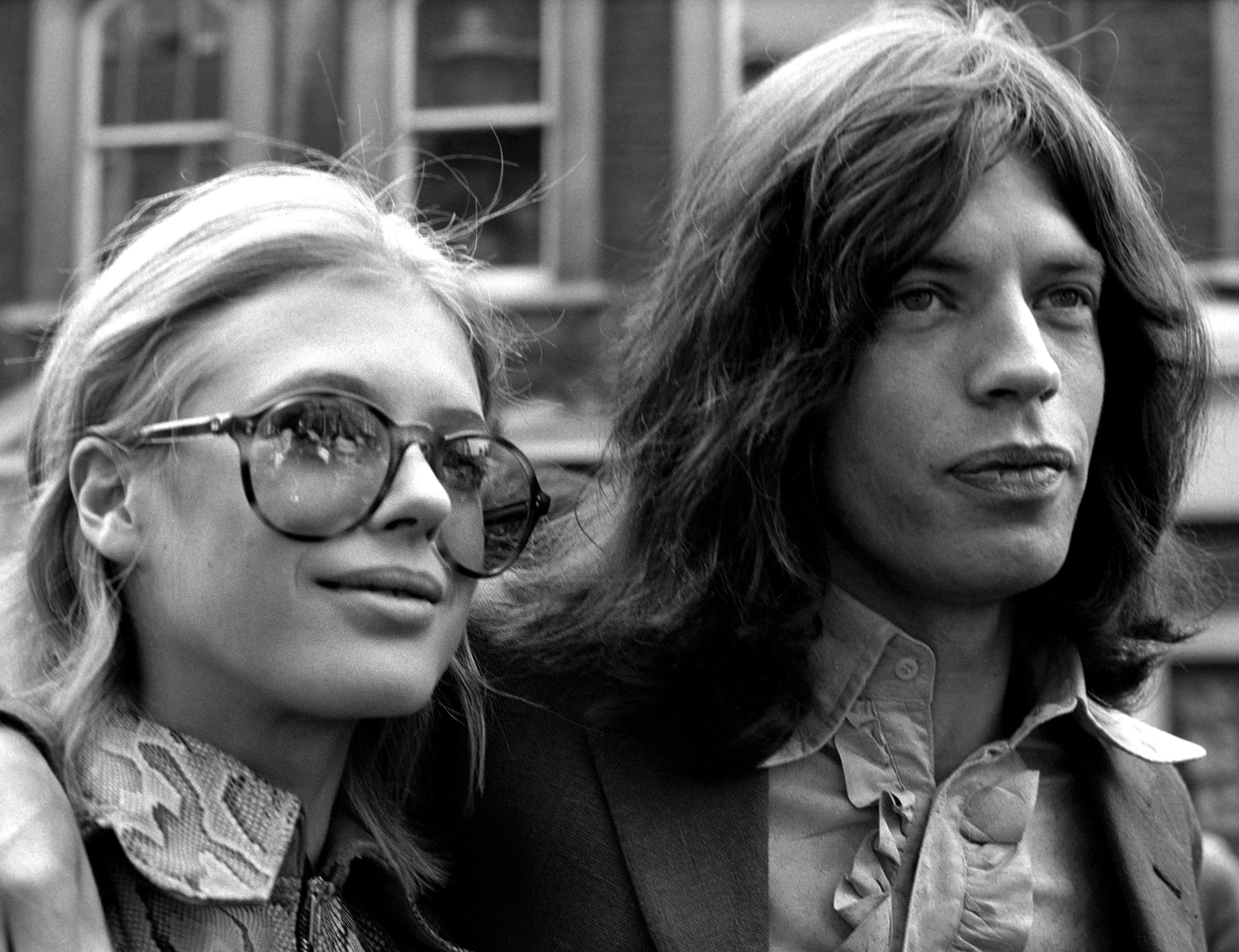 Mick Jaguar y Marianne se enfrentan a Furle en el camino a Marboro Street Court en 1967 con cannabis.