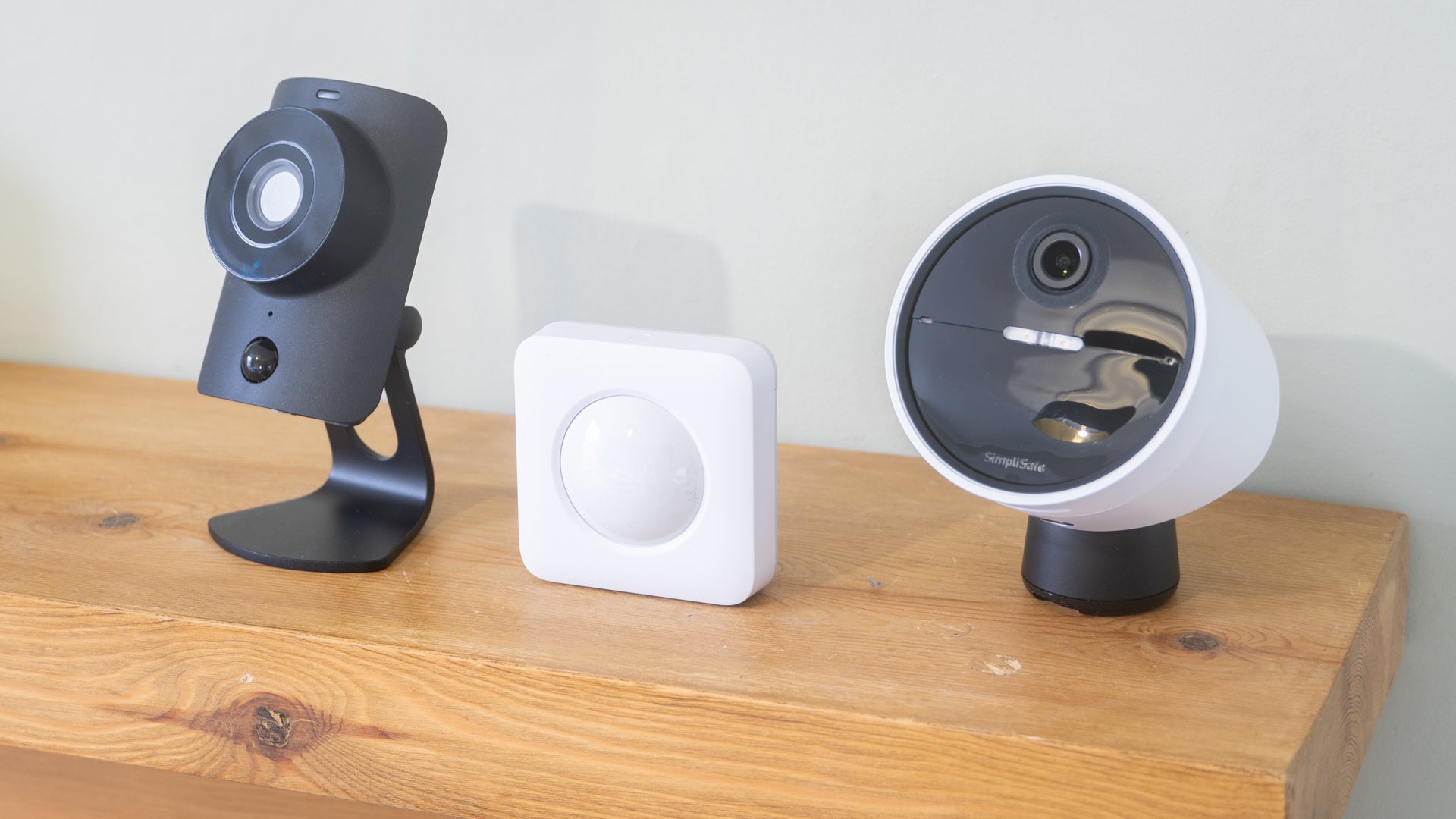 Simplisafe produces indoor and outdoor security cameras