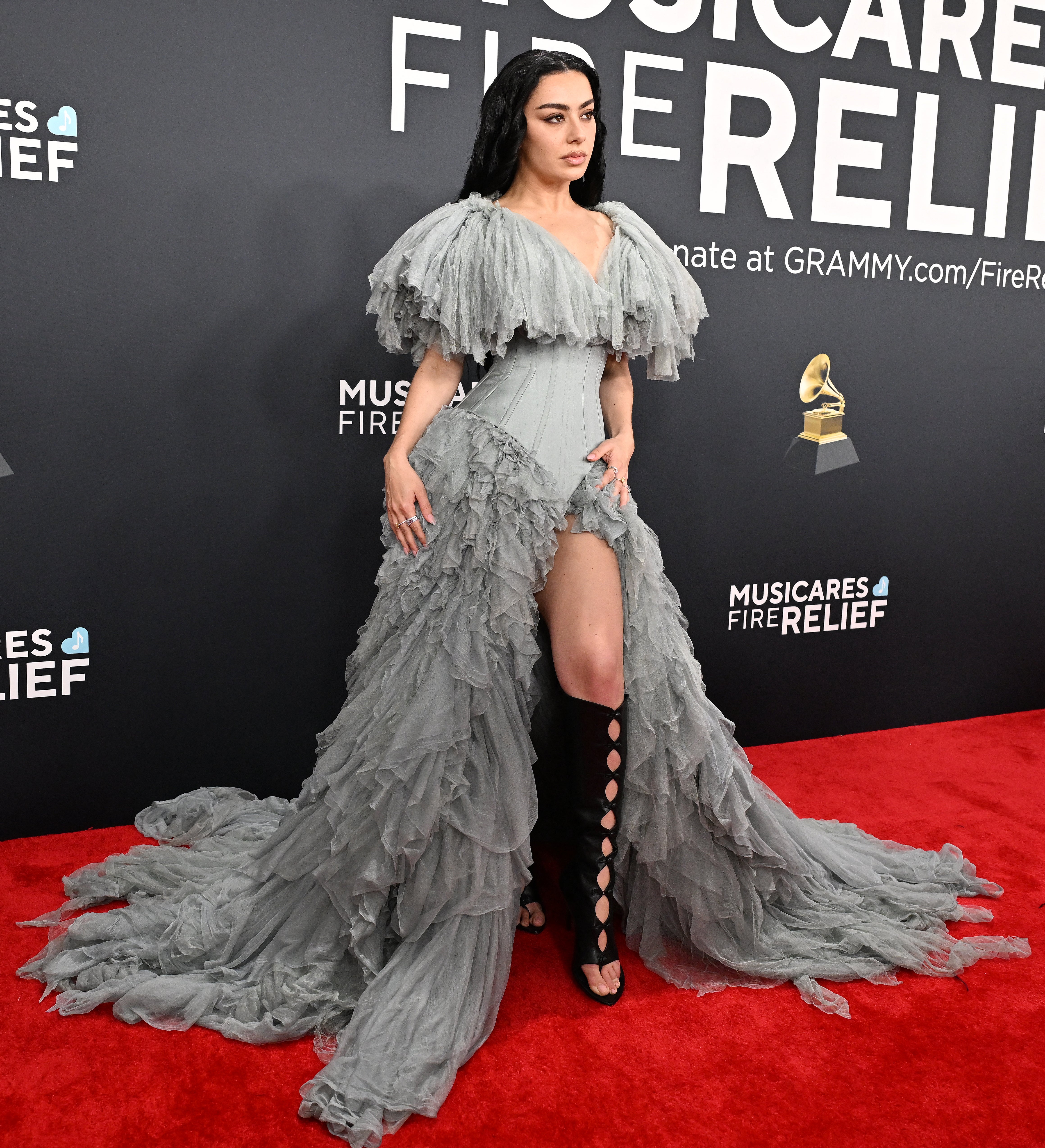 Charli XCX shows off her slit in her grey gown