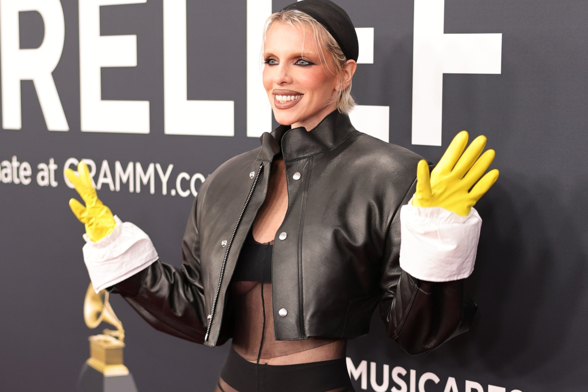 Julia Fox wearing yellow latex gloves on Grammys