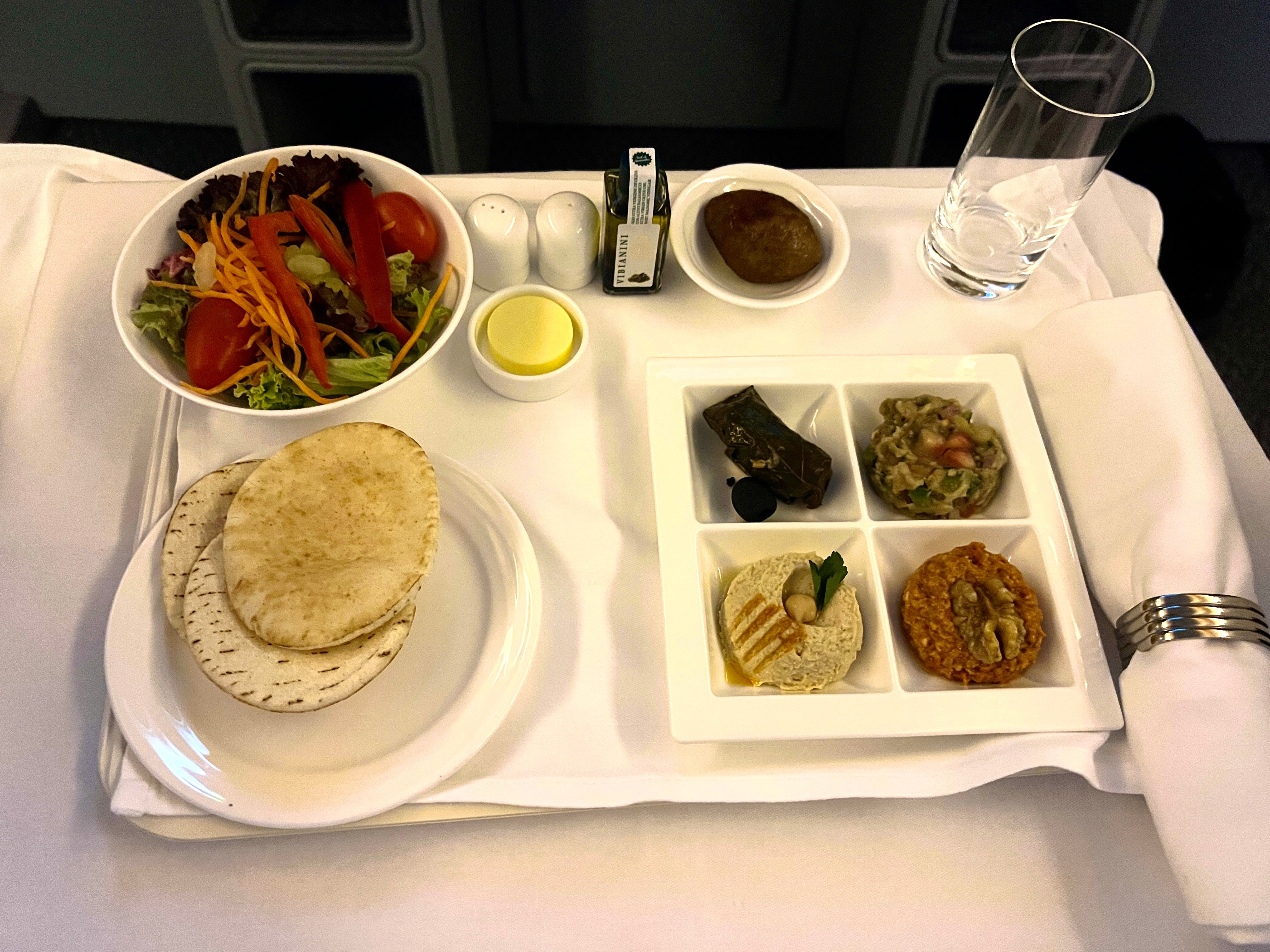 Mezze meal: The lunch in business class on Emirates