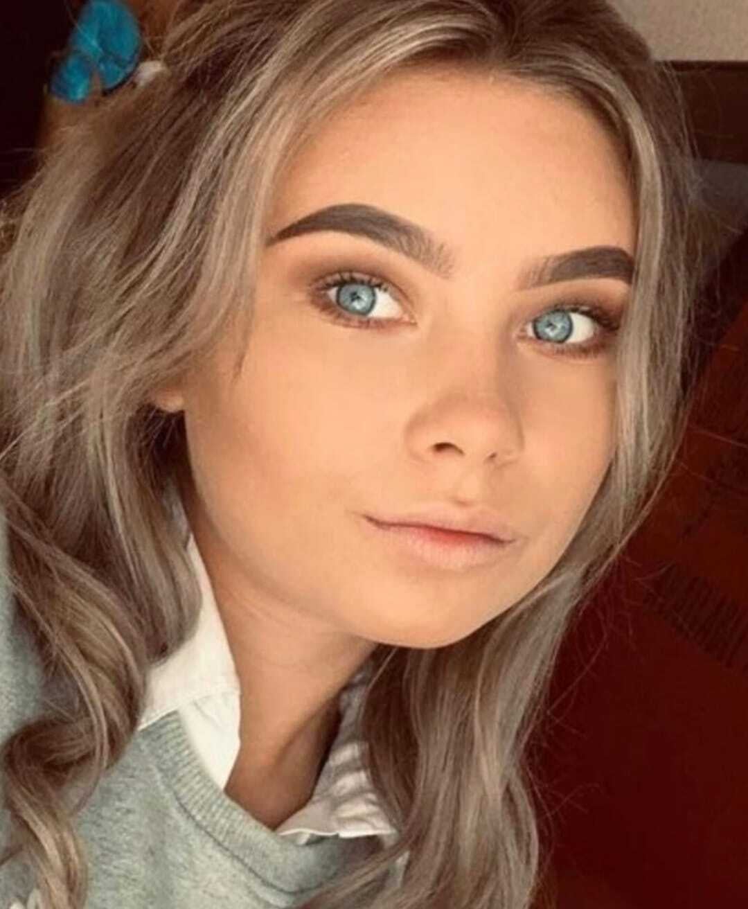 Gunner Jaysley Beck called a friend in tears after a senior officer tried to kiss her, an inquest has heard