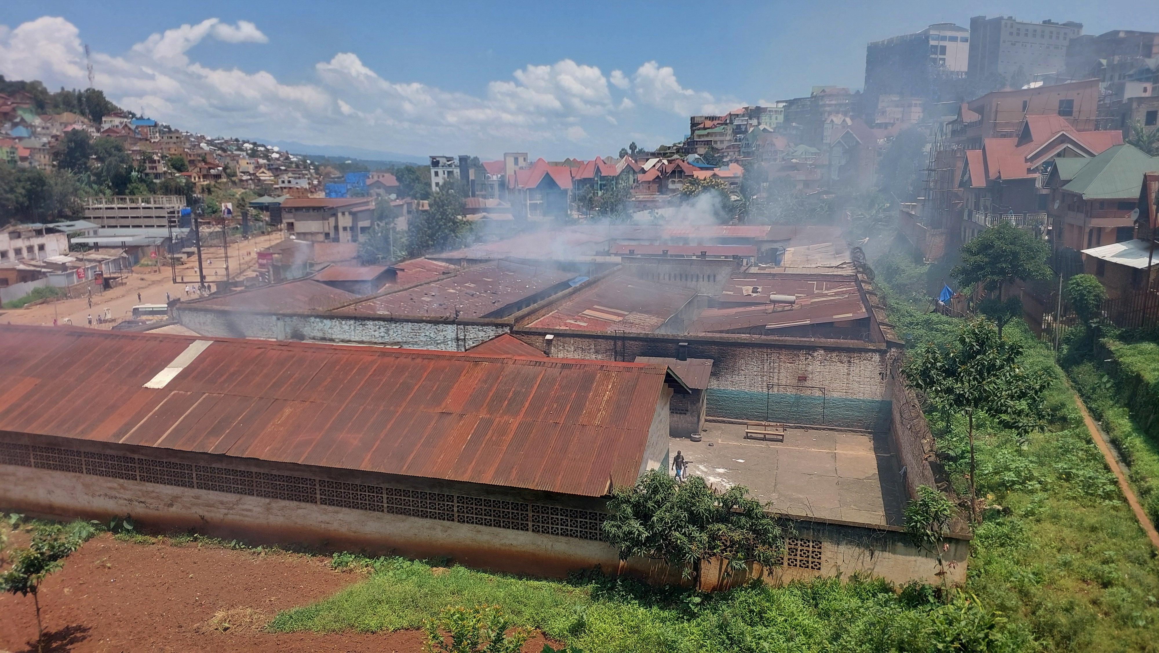 Smoke billows from the Bukavu central prison building as rebels advance