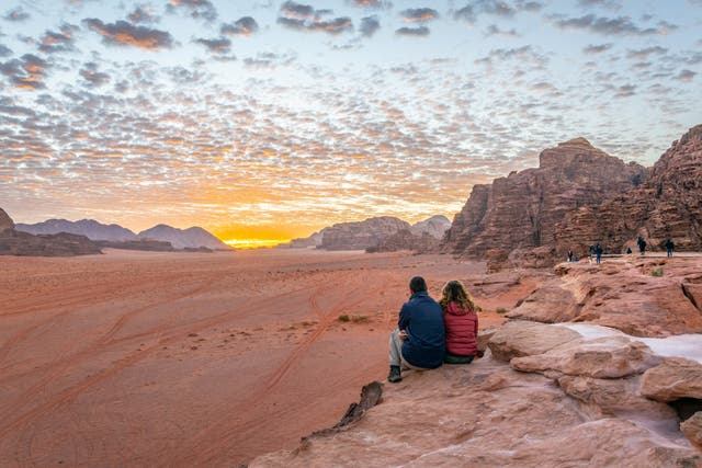<p>The sun sets in Wadi Rum desert, Jordan</p>