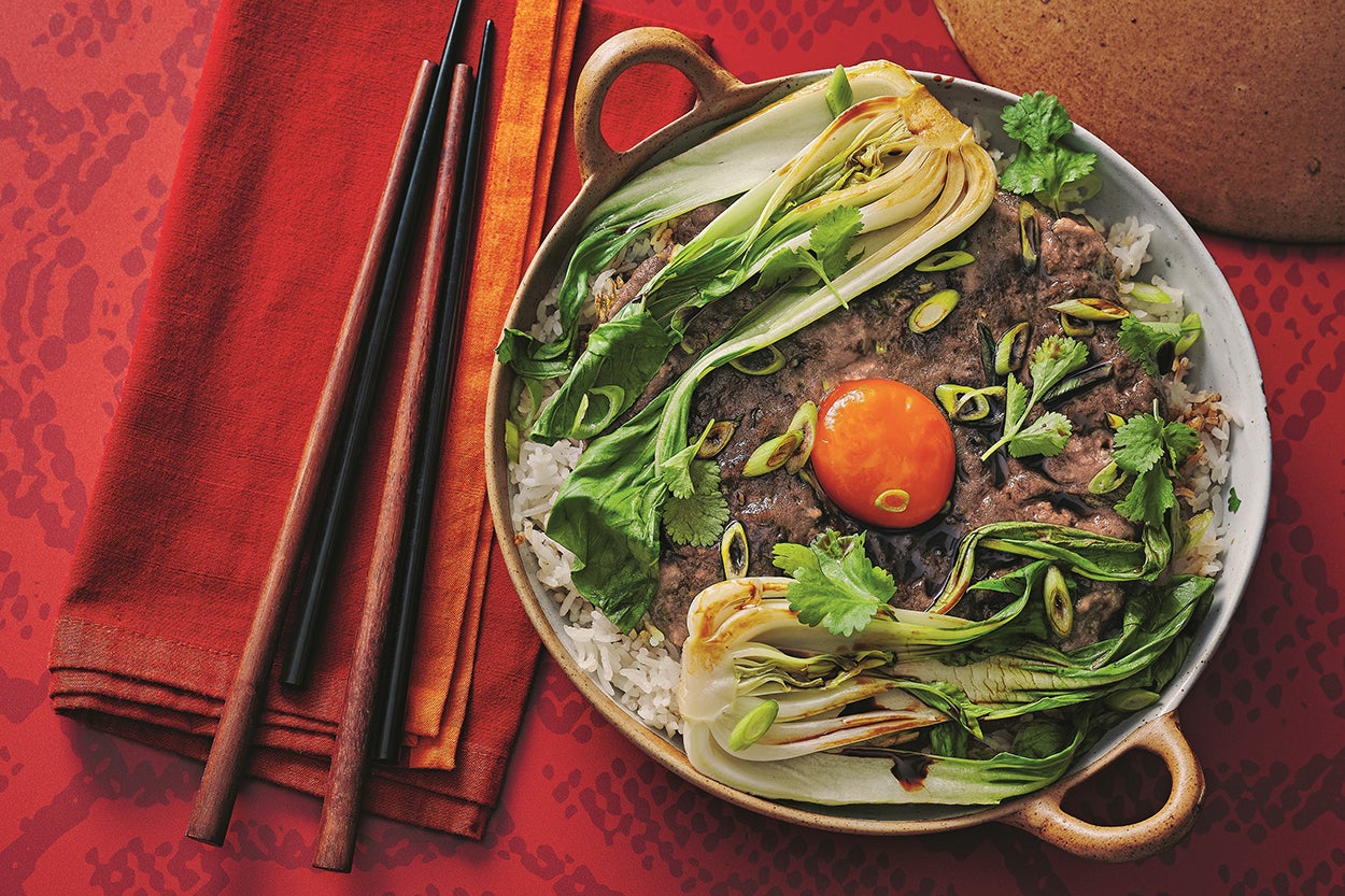 The magic of claypot rice? That golden, crispy base – soak up the rich beef juices, crack in an egg and let tradition do the rest