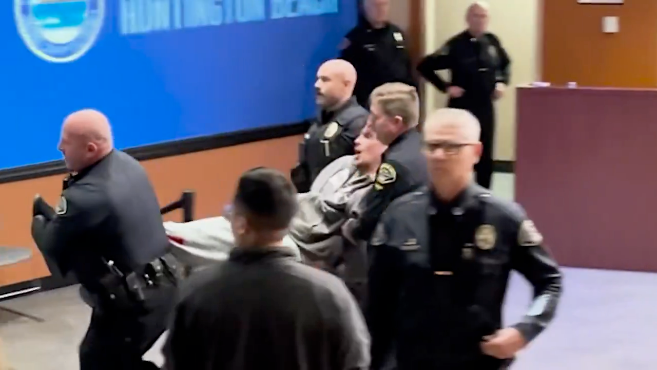 'I'm going to stay limp, you guys got to carry me out of here,' Kluwe says he told authorities